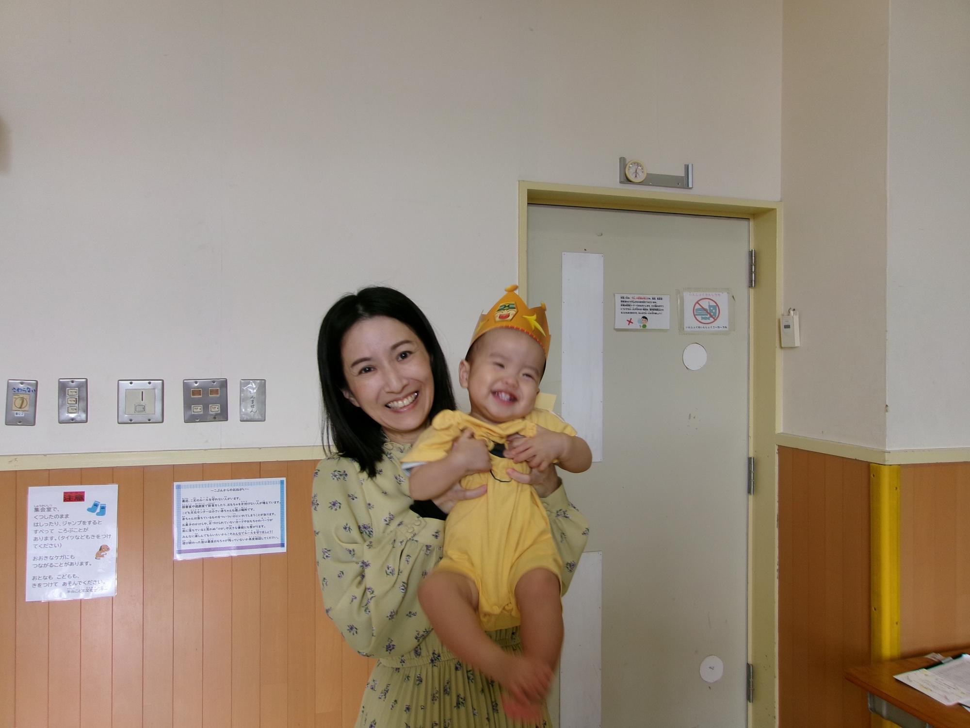 上位5名に入り冠をもらってニッコリ笑顔のお母さんと赤ちゃんの写真