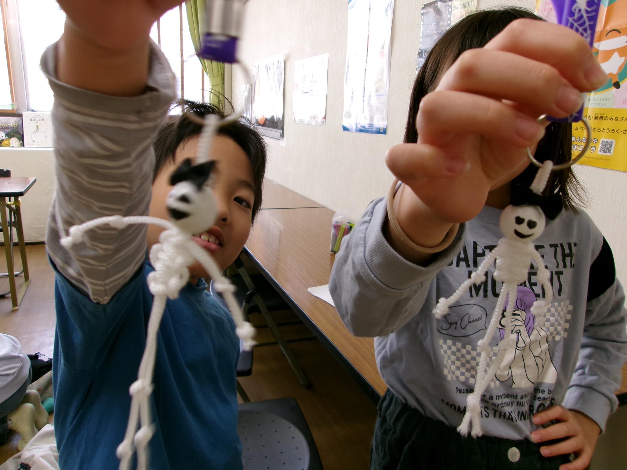 出来上がった作品と子どもたちの写真