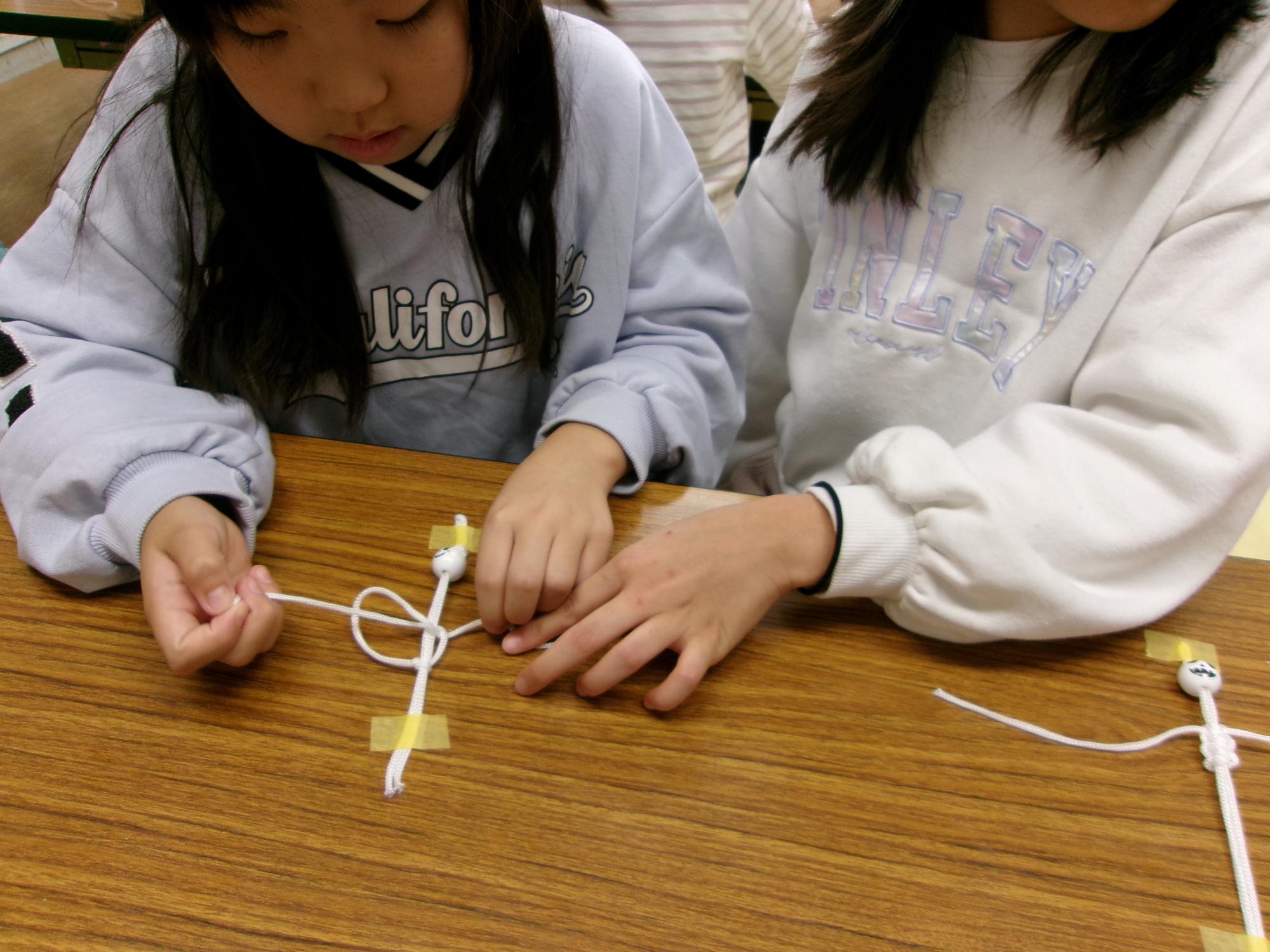 子どもたちが教え合いながら作っている写真