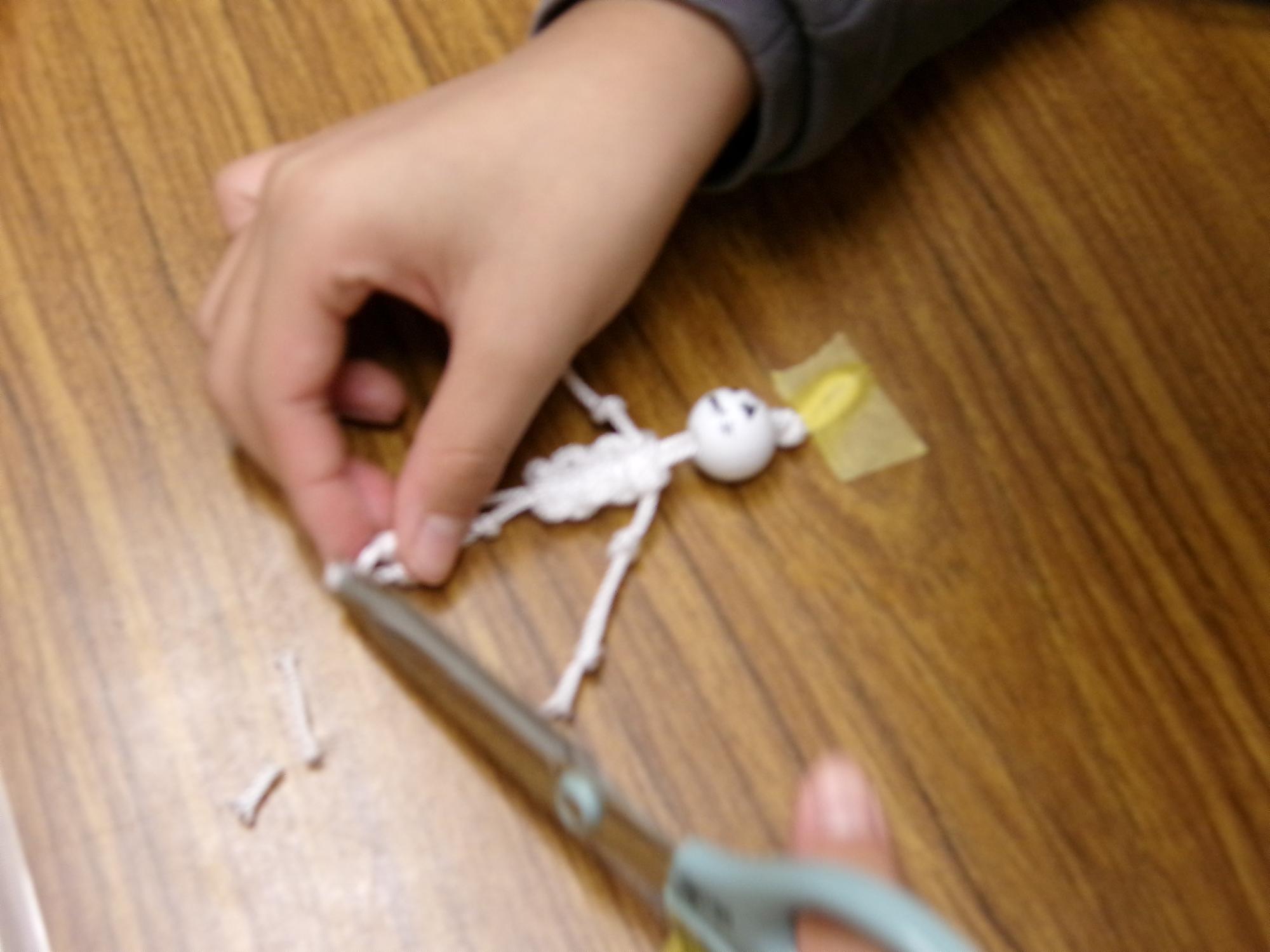 紐を好みの長さに切っている写真