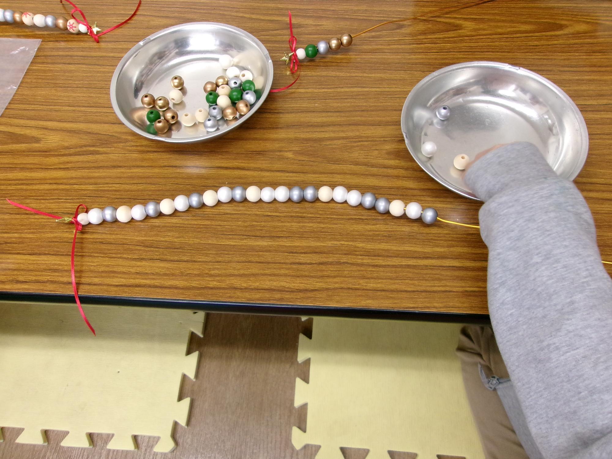 ウッドビーズを全部刺し終えた状態の写真