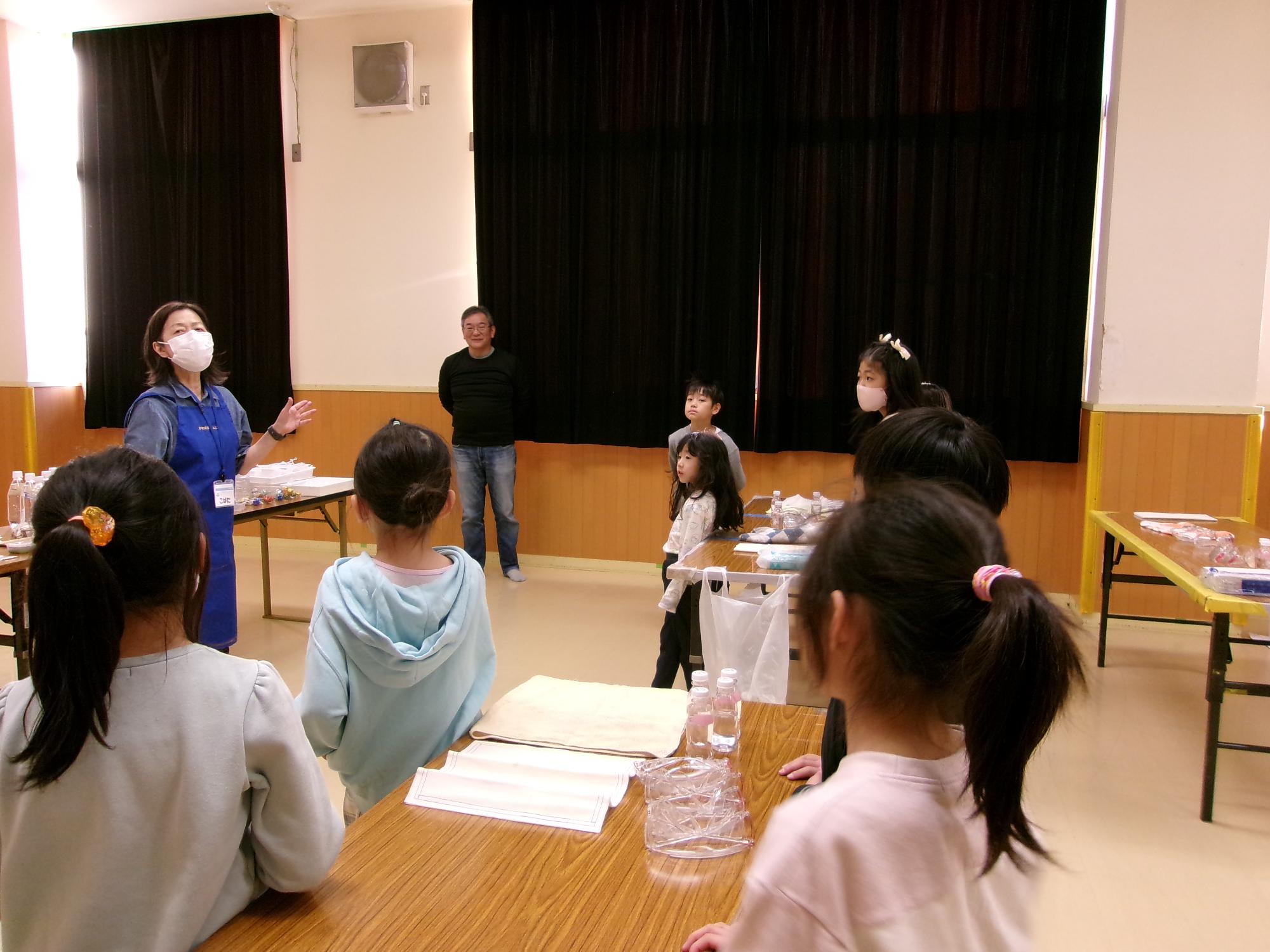 参加者が講師の方から説明を受けている写真