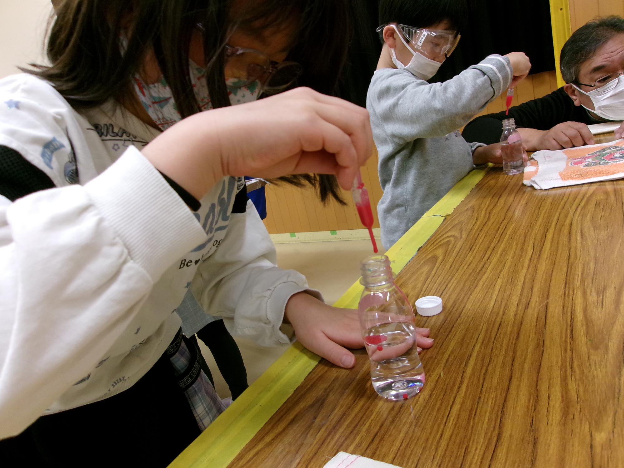 スポイトで液をたらし人口いくら作っている写真