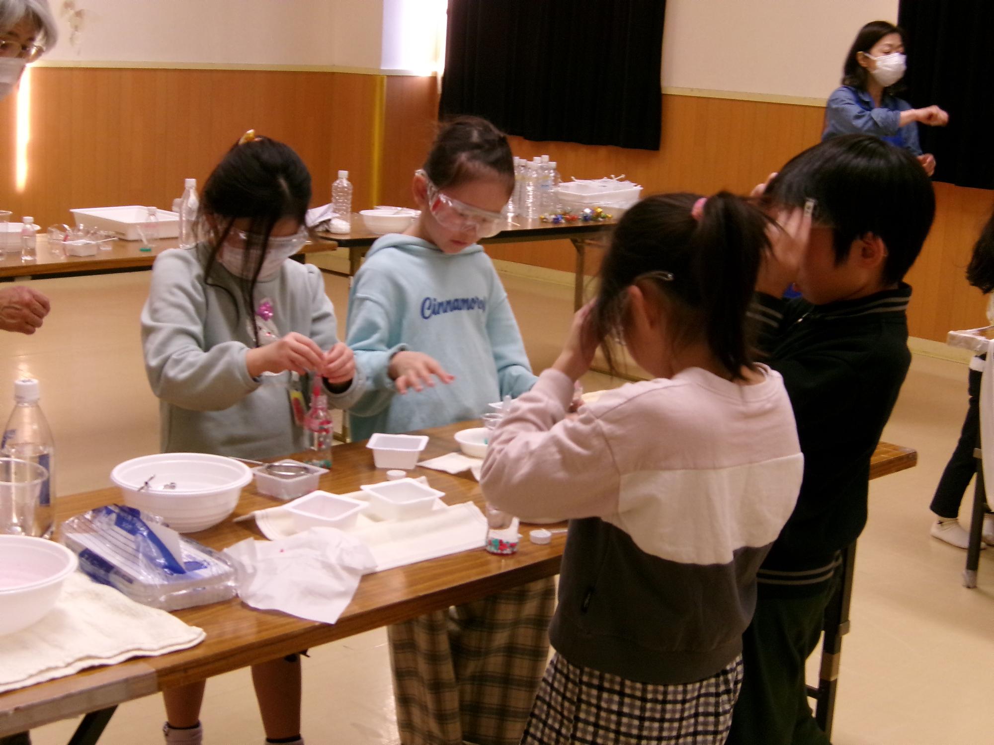 実験をしている子どもたちの様子の写真