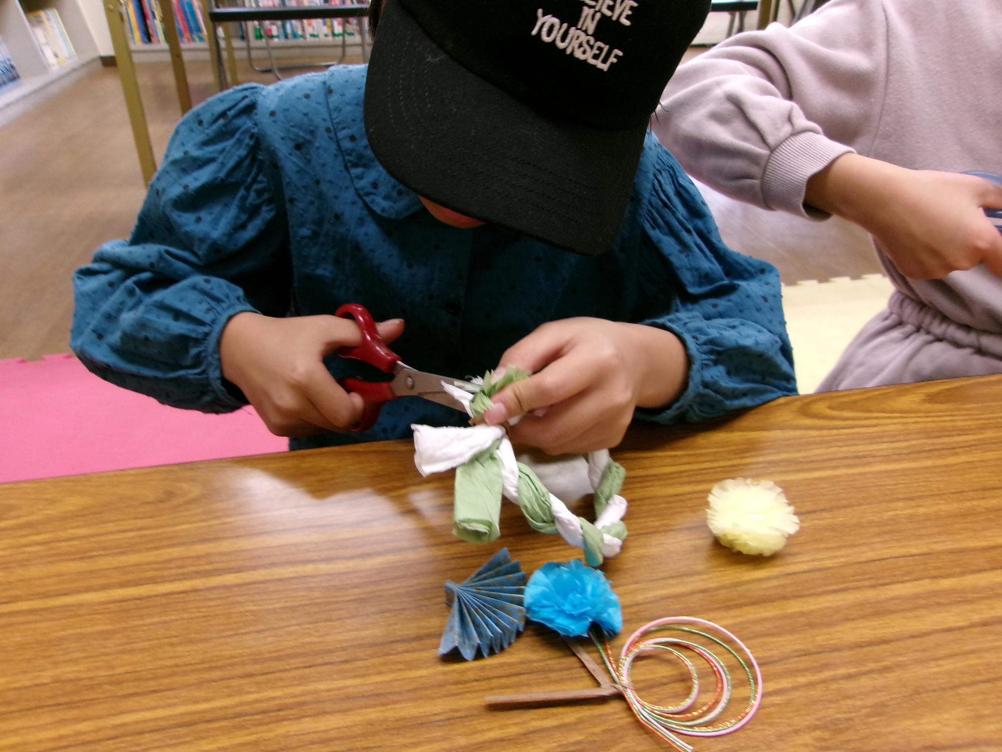 女の子が工作している写真