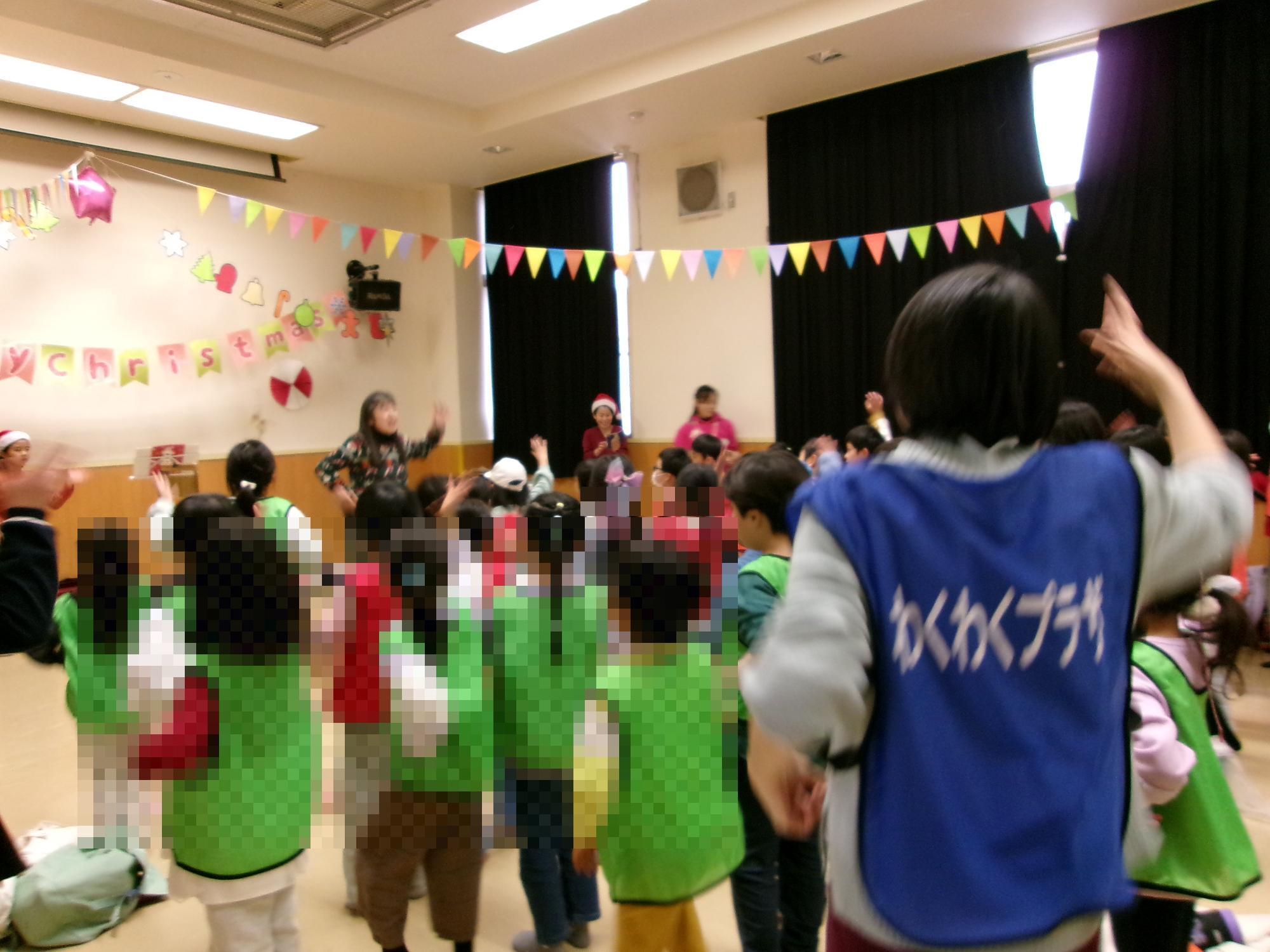 音楽にあわせ身体を動かしている時の写真