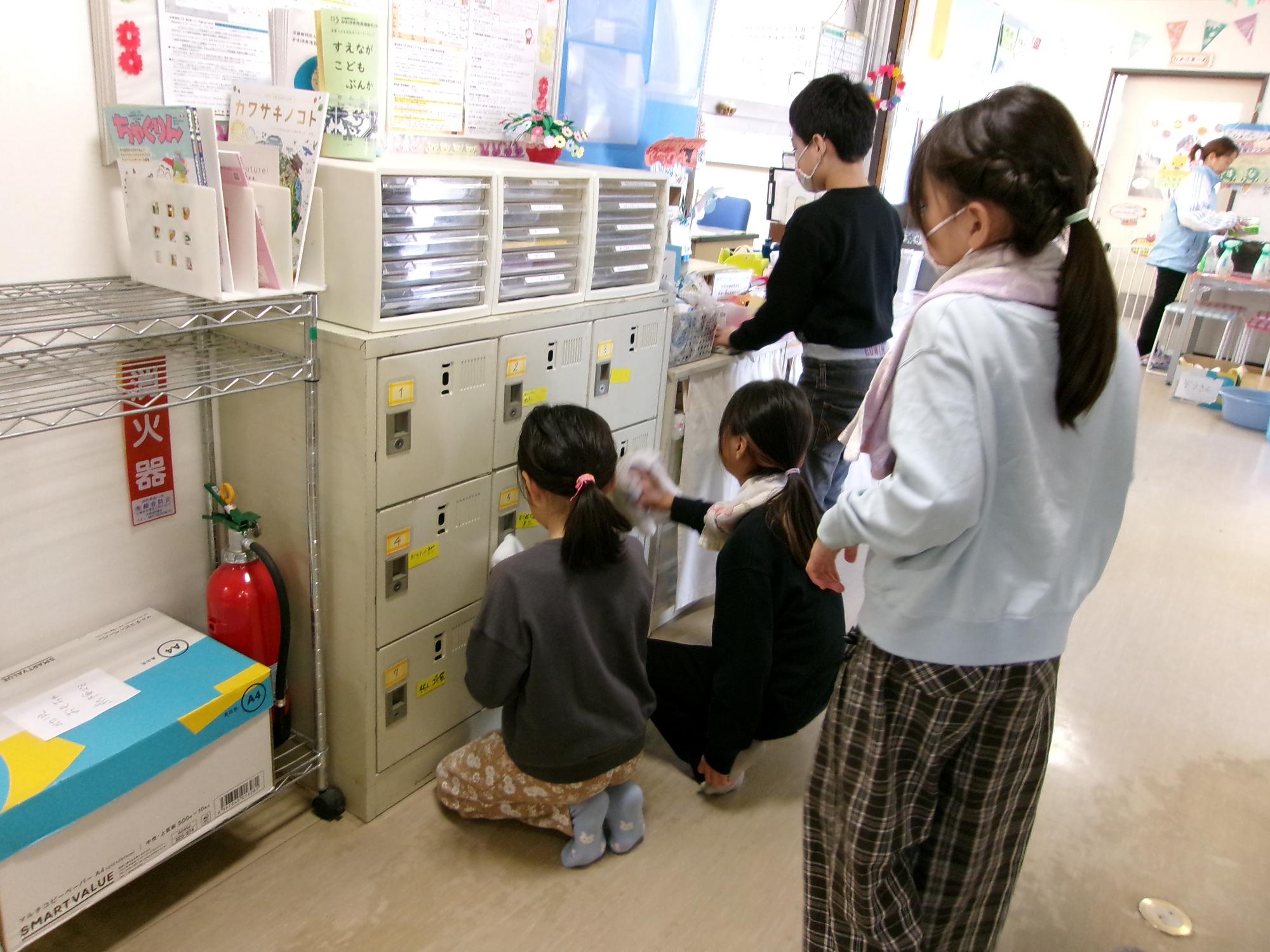 子どもたちが掃除をしている様子の写真