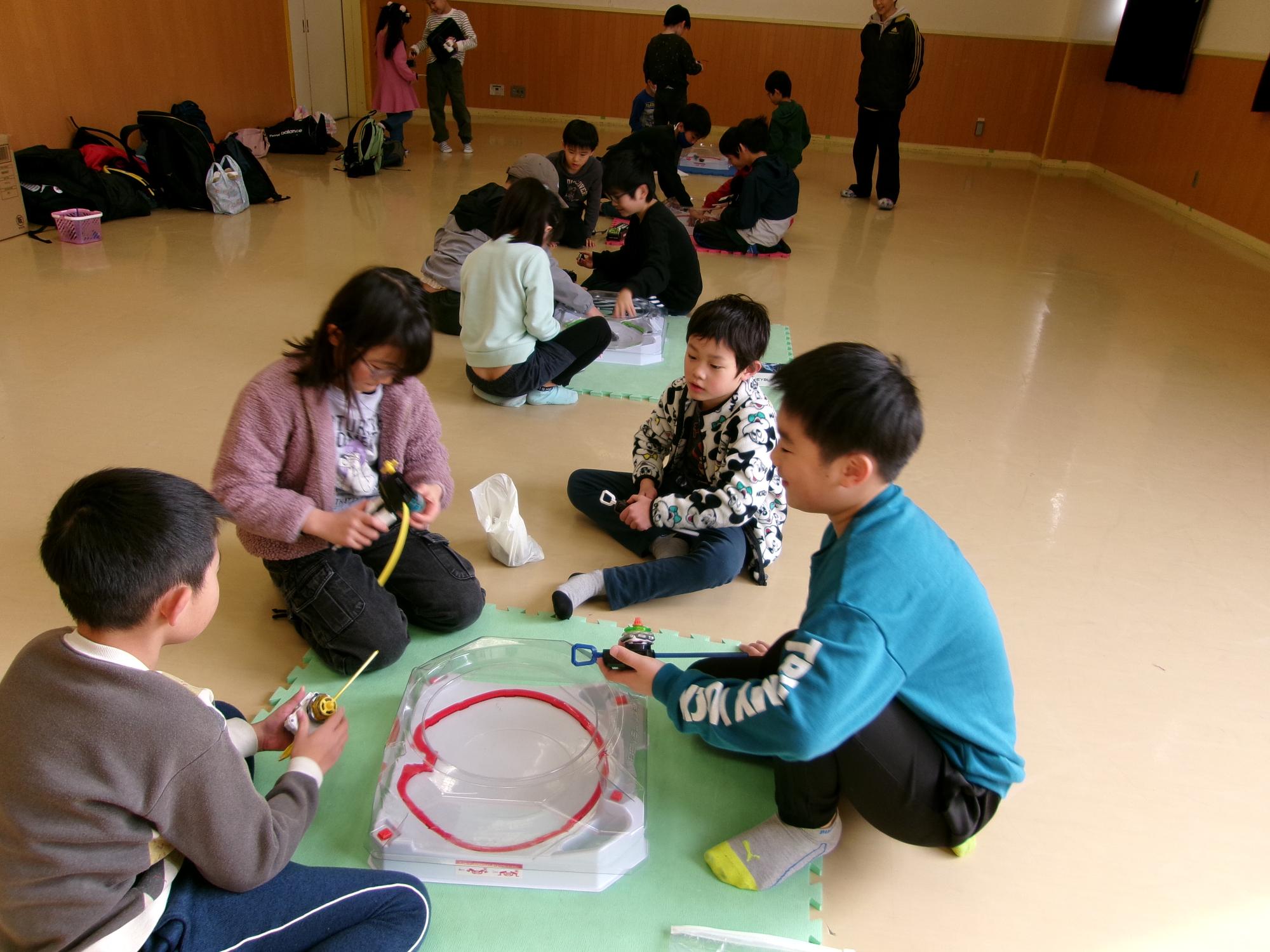 皆でベイブレードを楽しんでいる写真