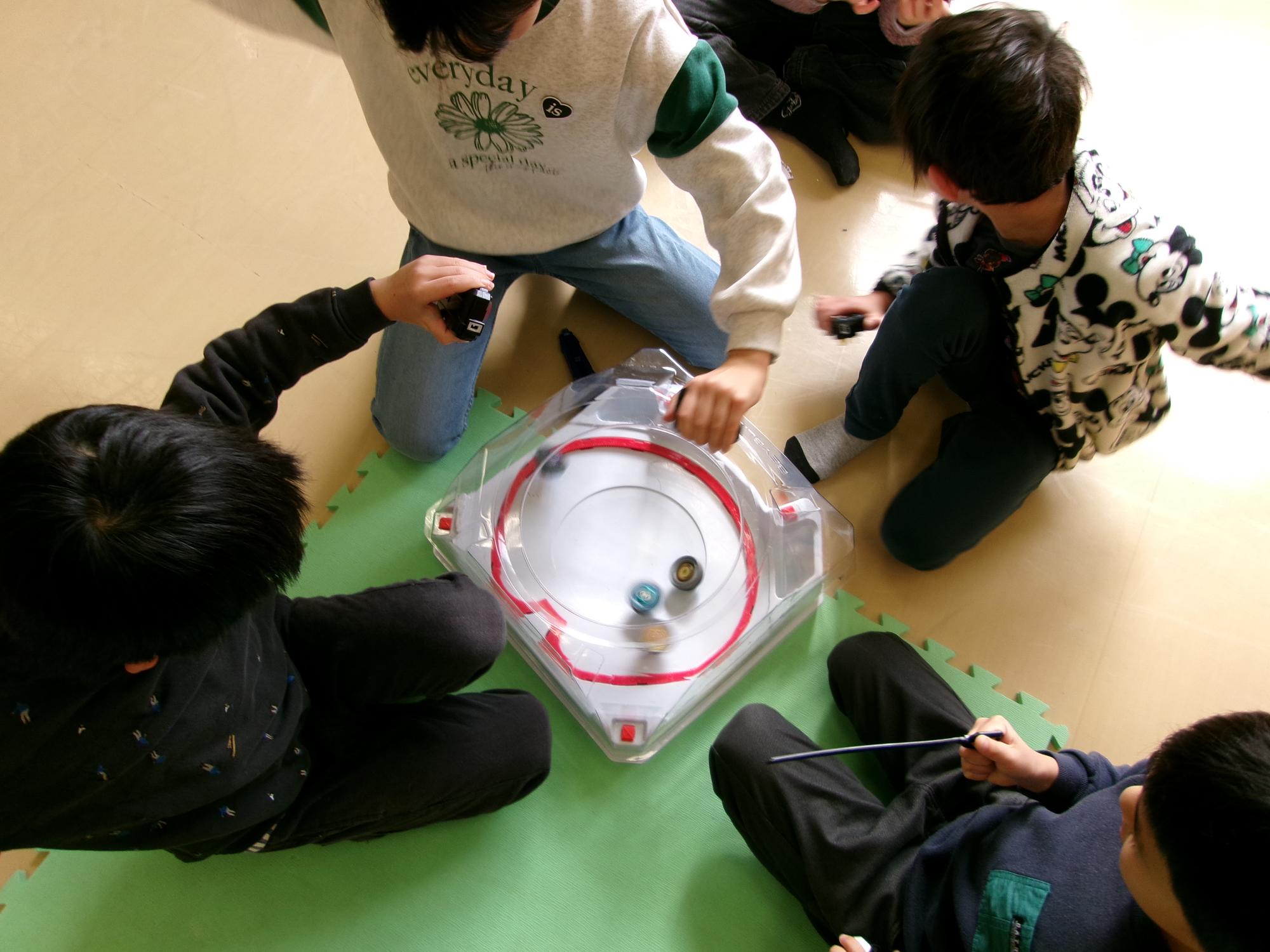 ベイブレードで対戦している写真