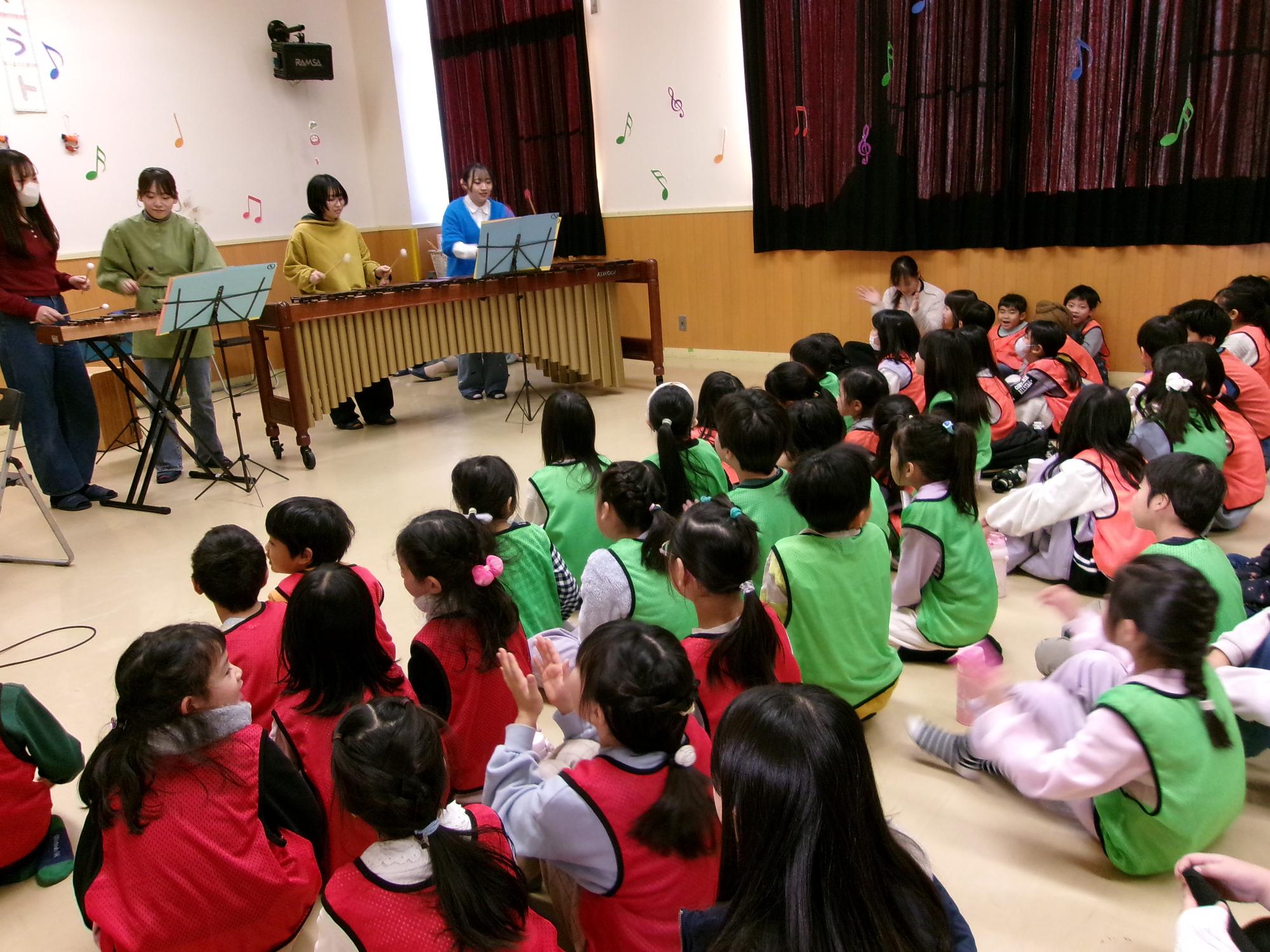 演奏を聴いている子どもたちの写真