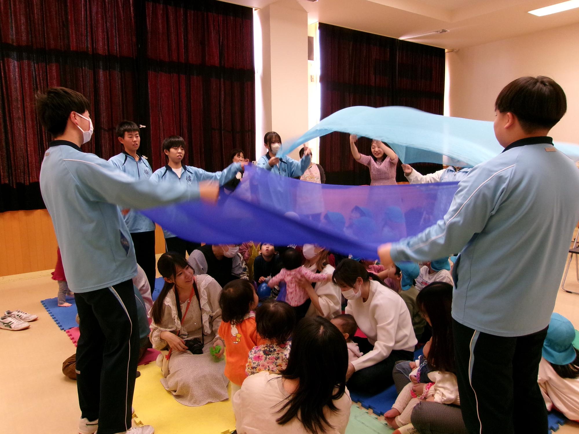 職業体験で来た中学生も行事の手伝いをしている写真