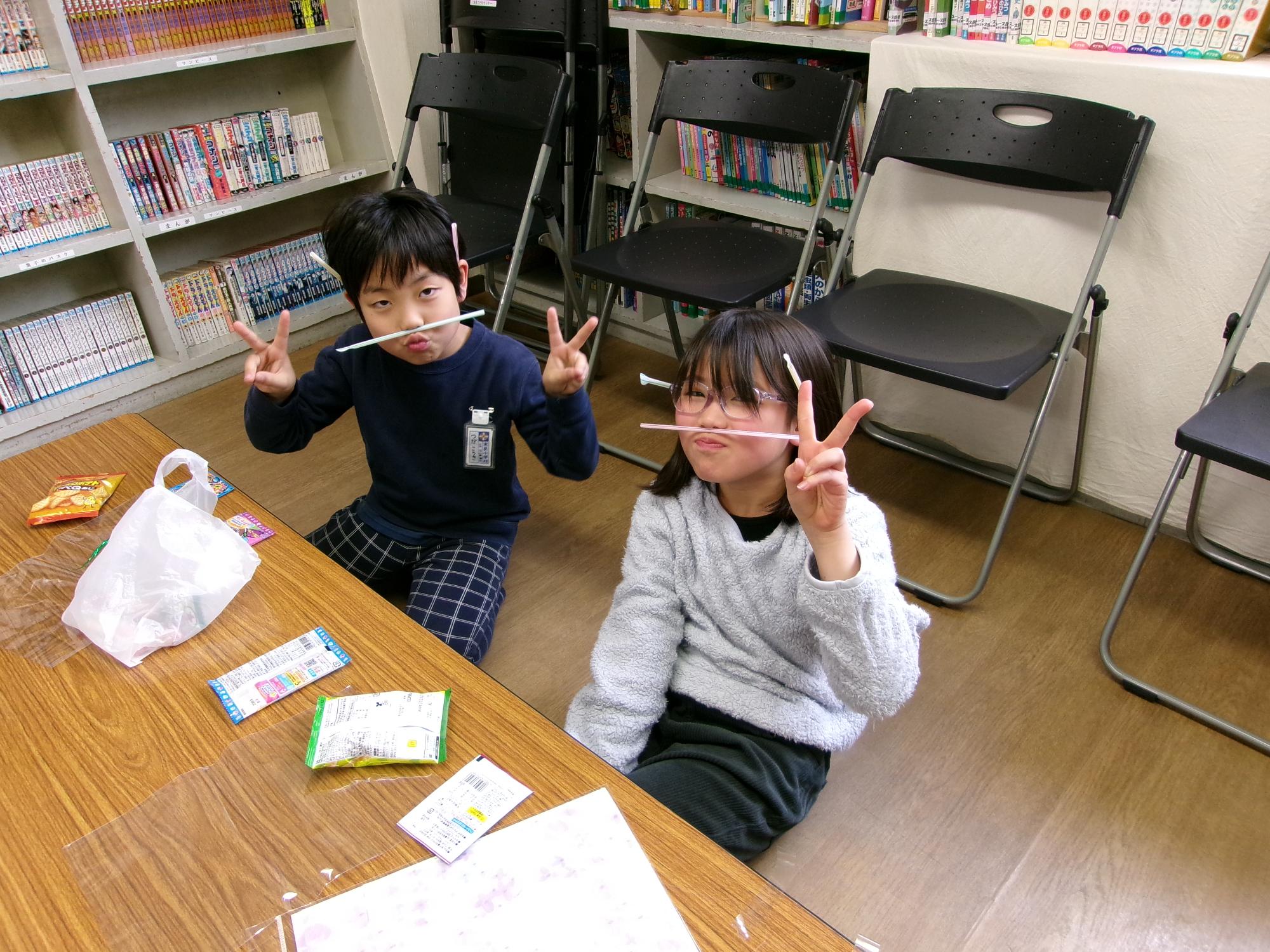 おちゃらけている子どもたちの写真