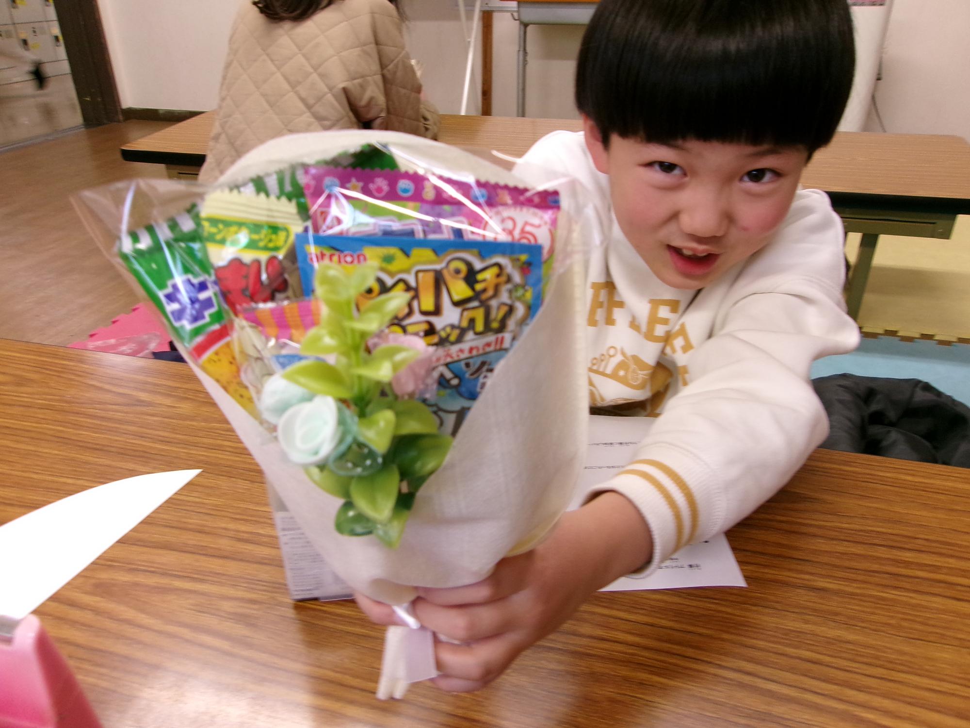 男の子と出来上がった作品の写真