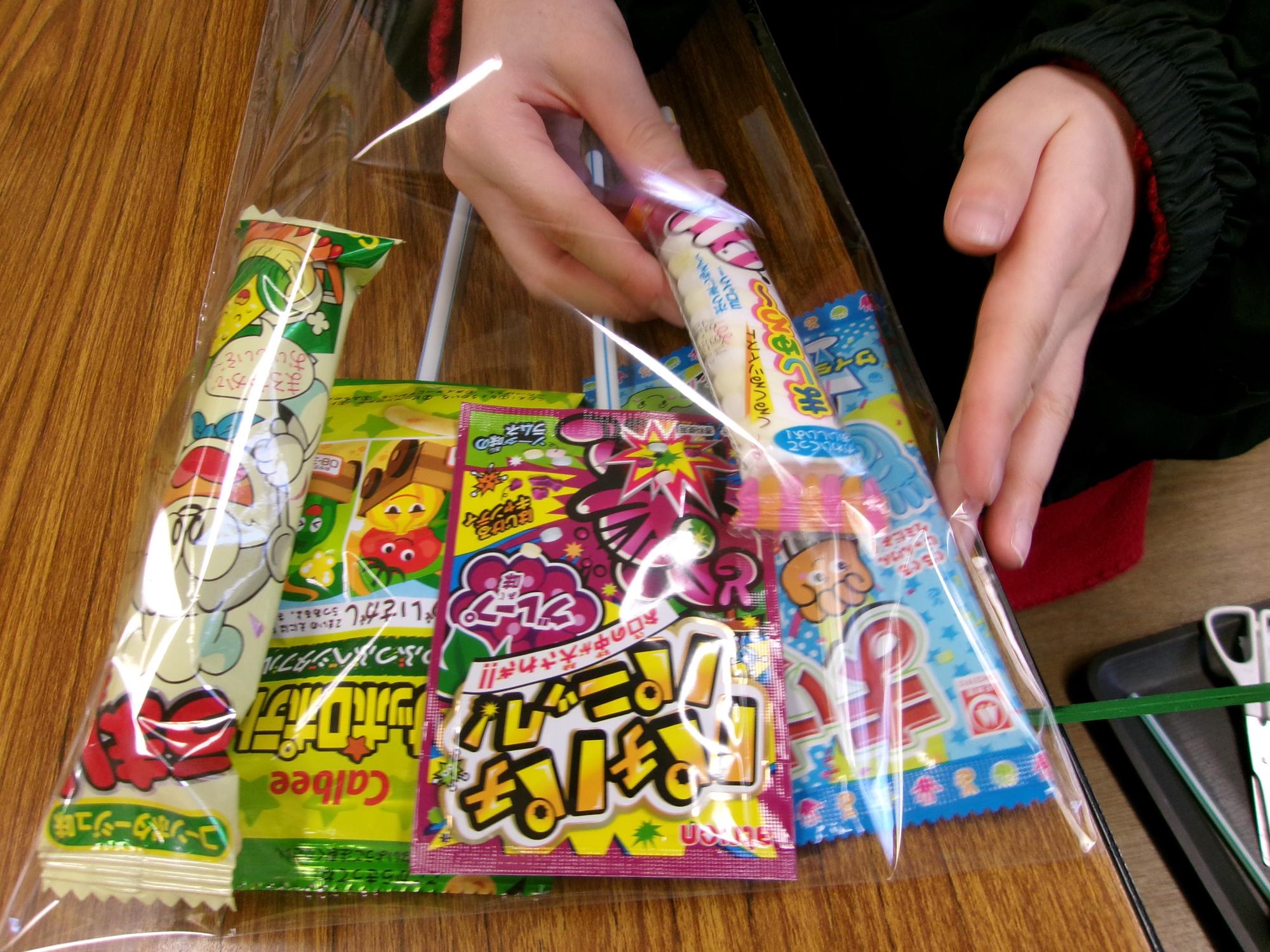 お菓子を袋に詰めている写真