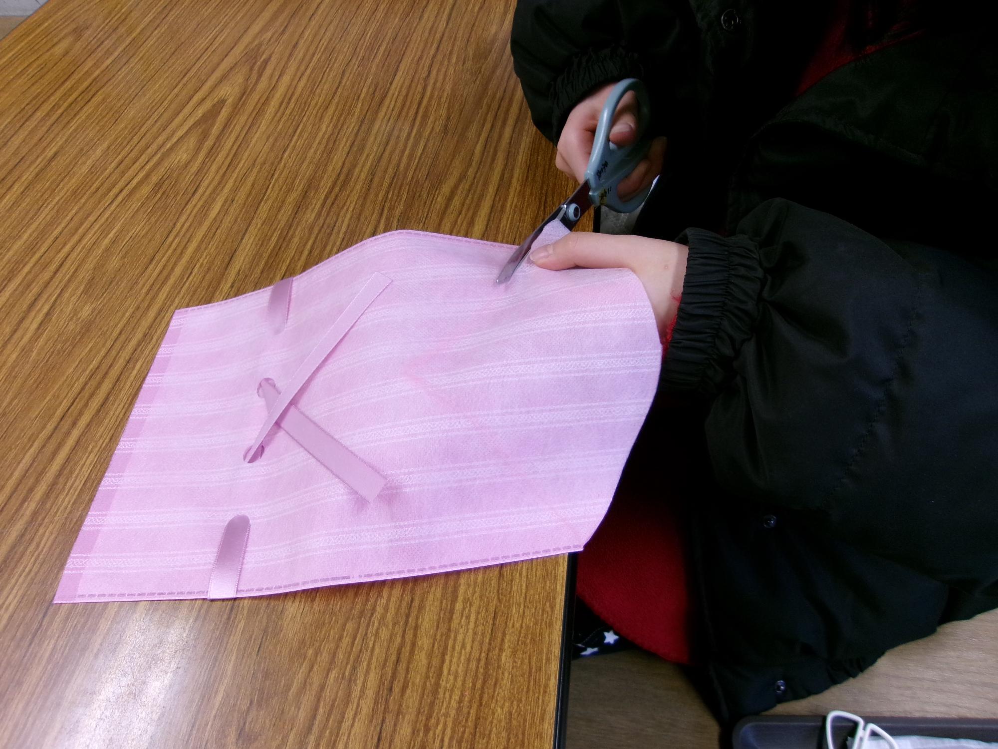 袋を切っている写真