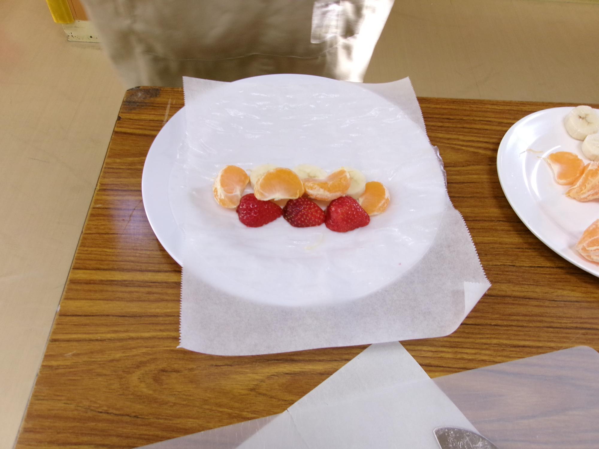 カットした果物をライスペーパーに載せた写真