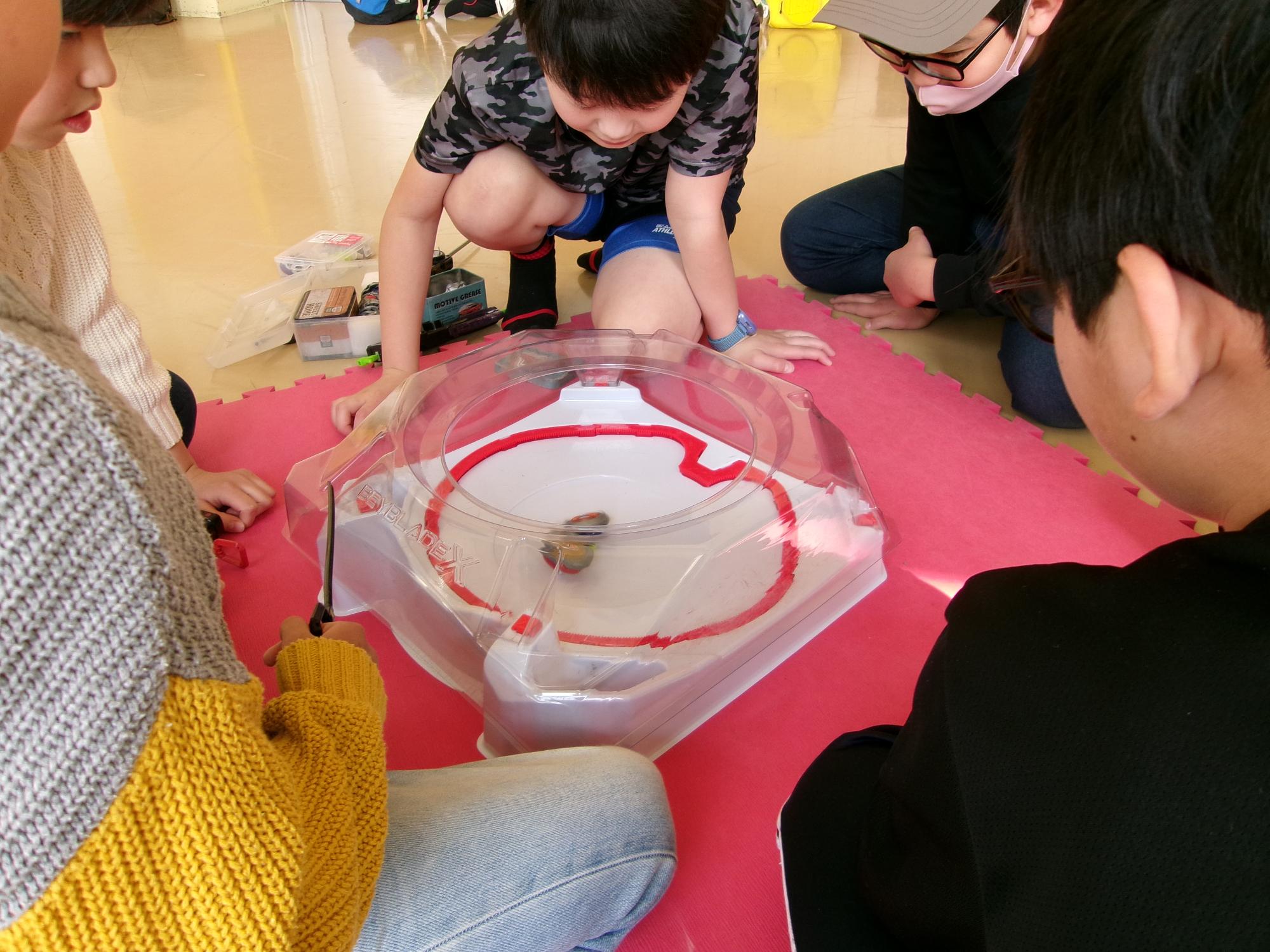 こどもたちが勝負の行方を見守っている写真