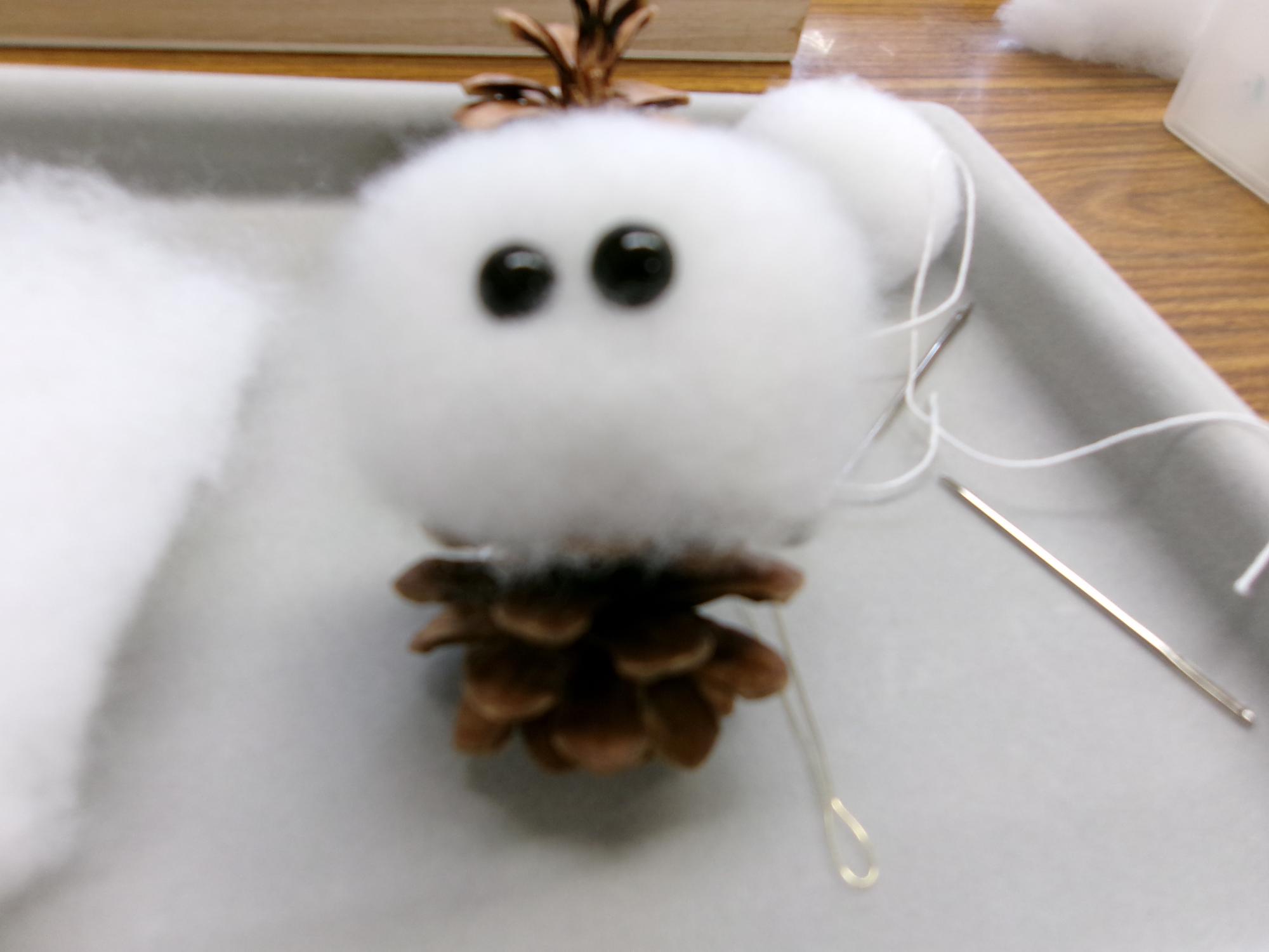 顔の部分を松ぼっくりにつけた写真