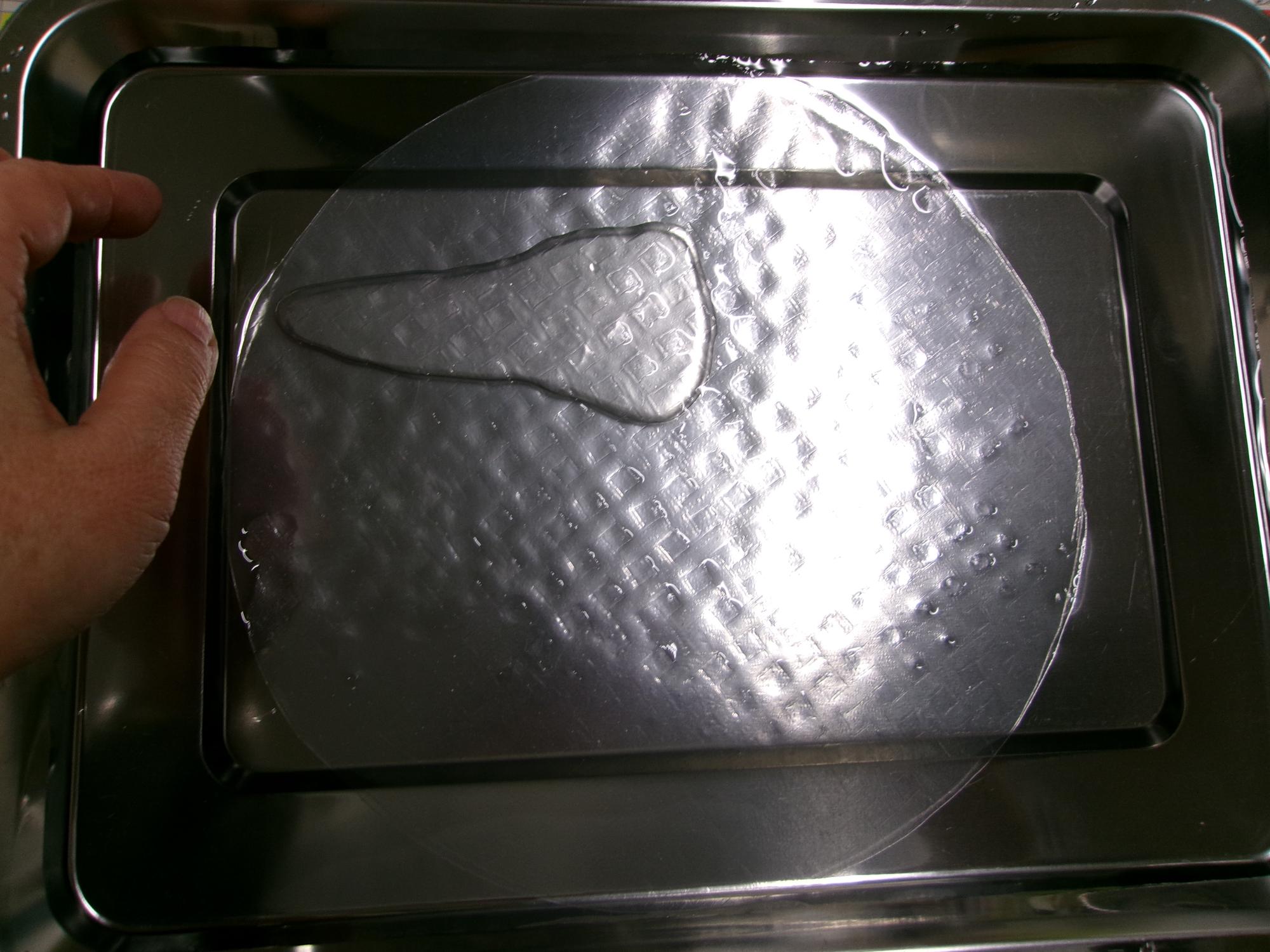 ライスペーパーをふやかしている写真