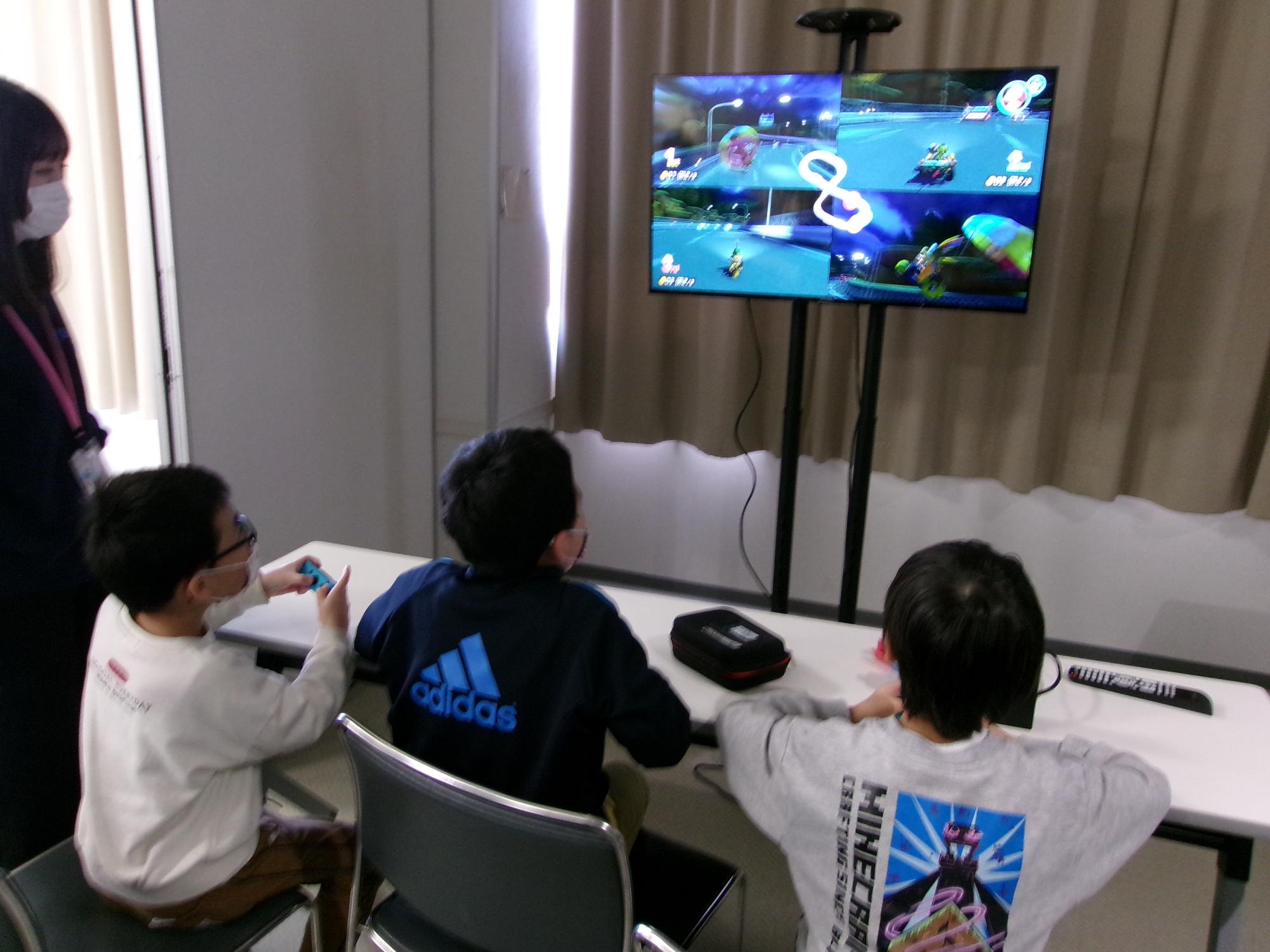 ゲームを行っている子どもたちの写真