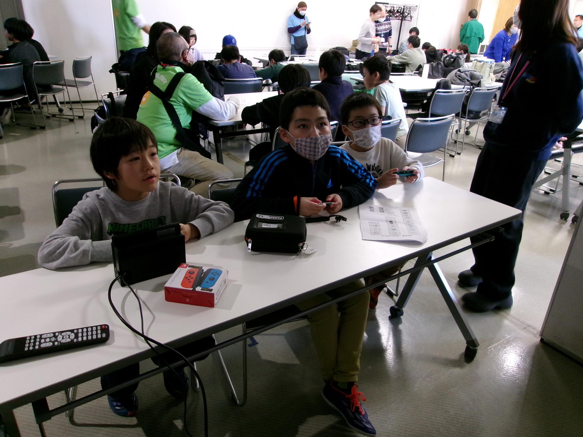 真剣にゲームを行っていいる子どもたちの写真