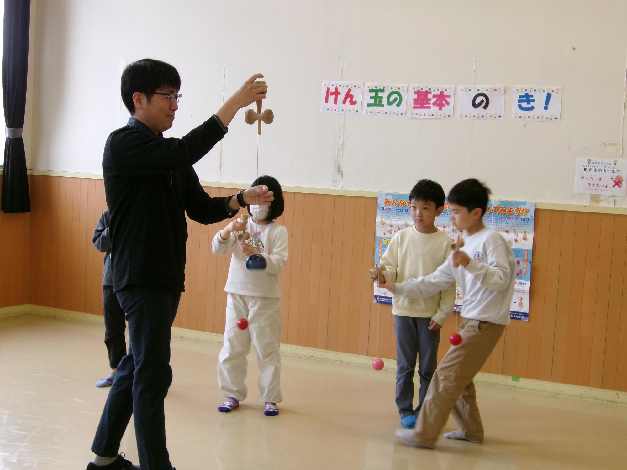 子どもたちが講師の方に技を教えてもらっている写真