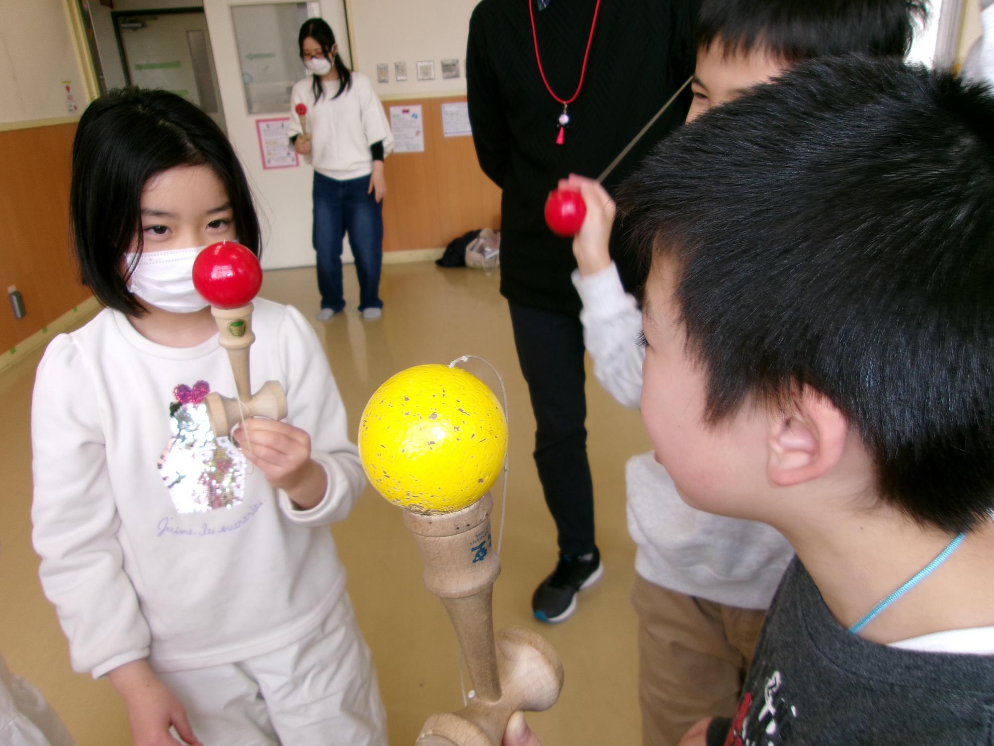 技ができて喜んでいる子どもたちの写真