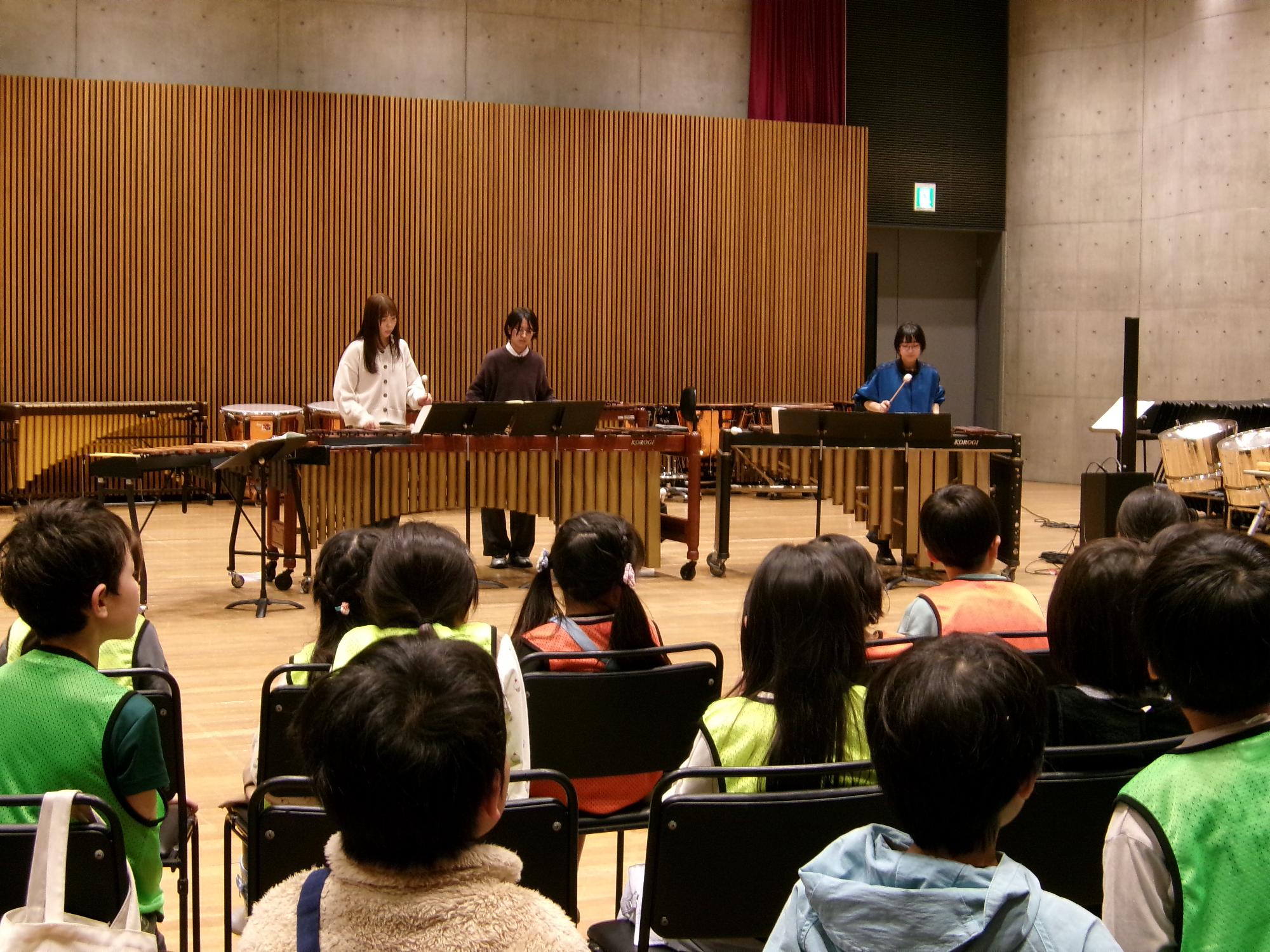 学生が演奏している写真