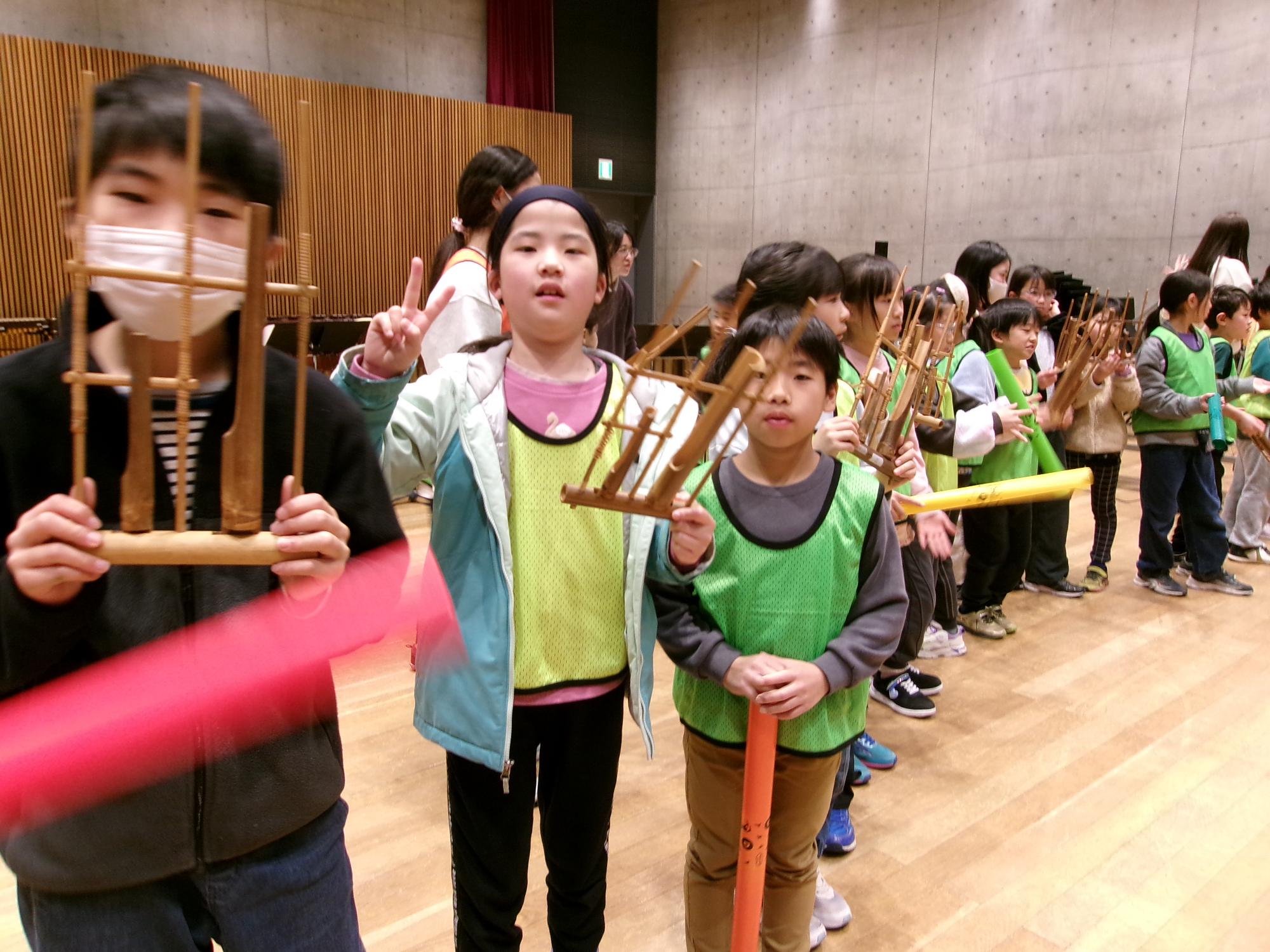 子どもたちが楽器に触れている写真