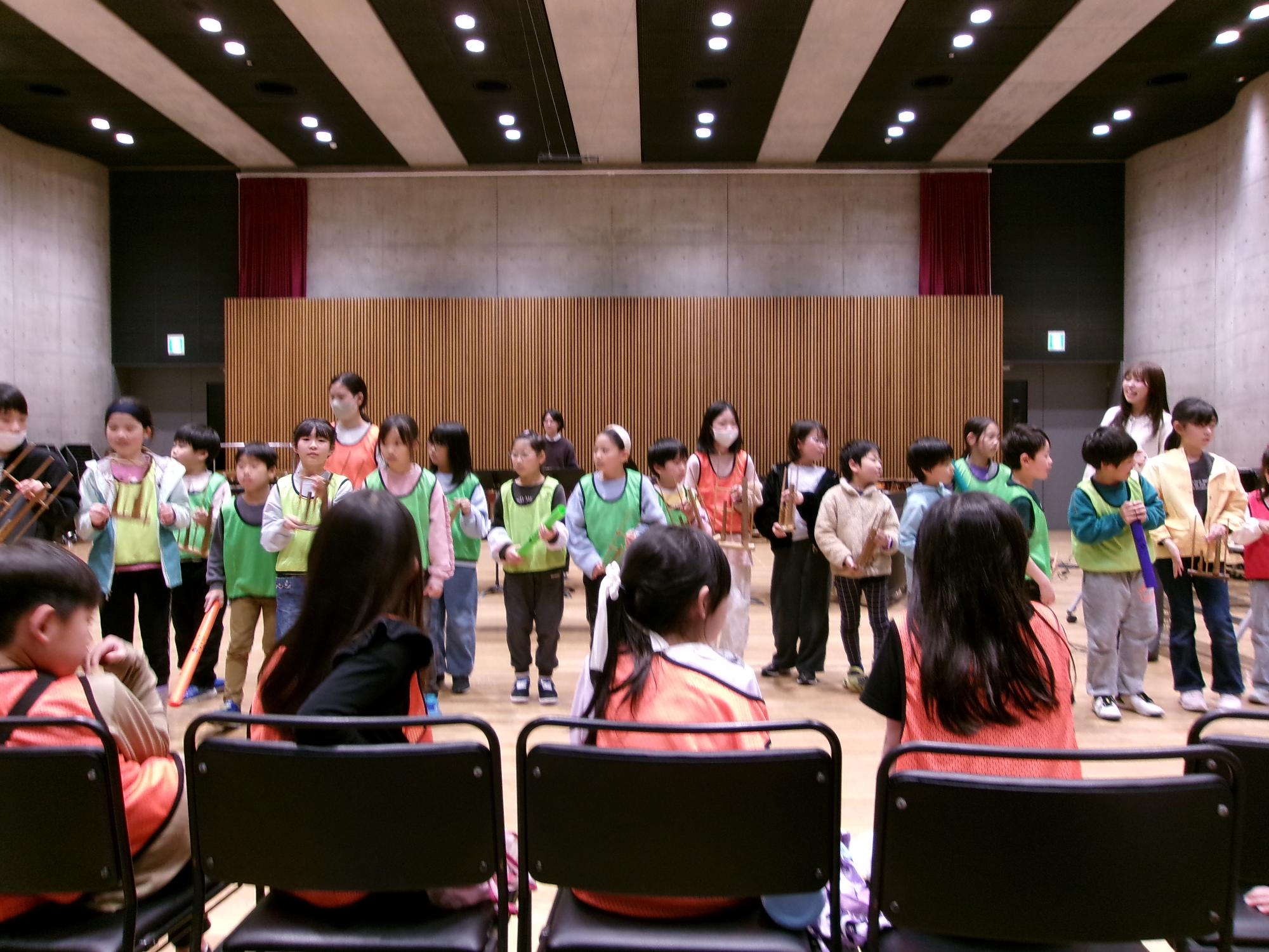 前に出て参加している子どもたちの写真