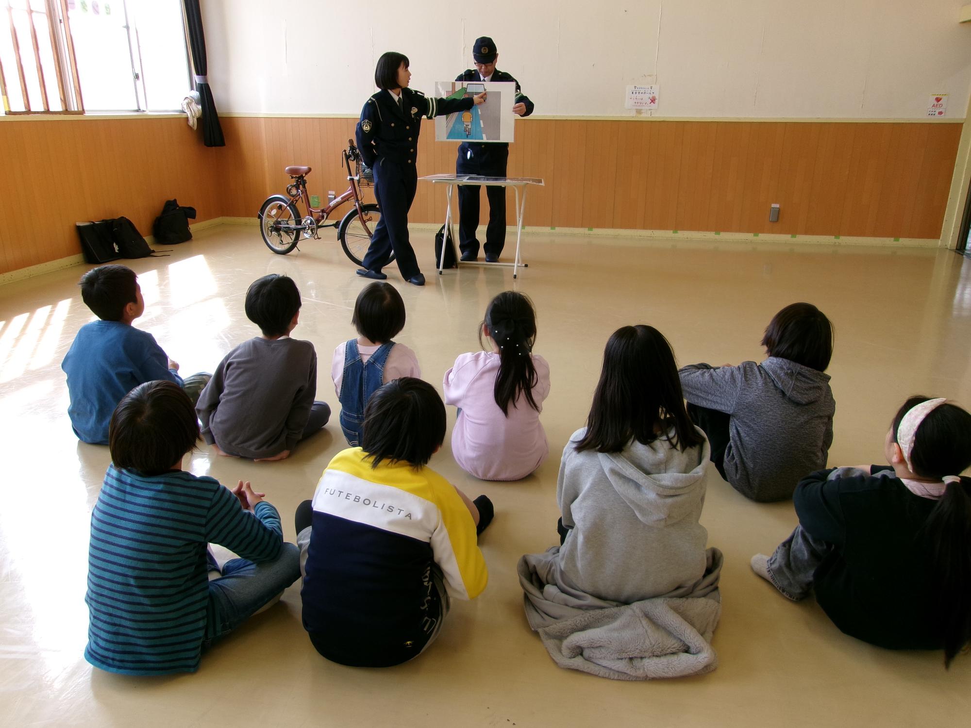 子どもたちが説明を聞いている写真