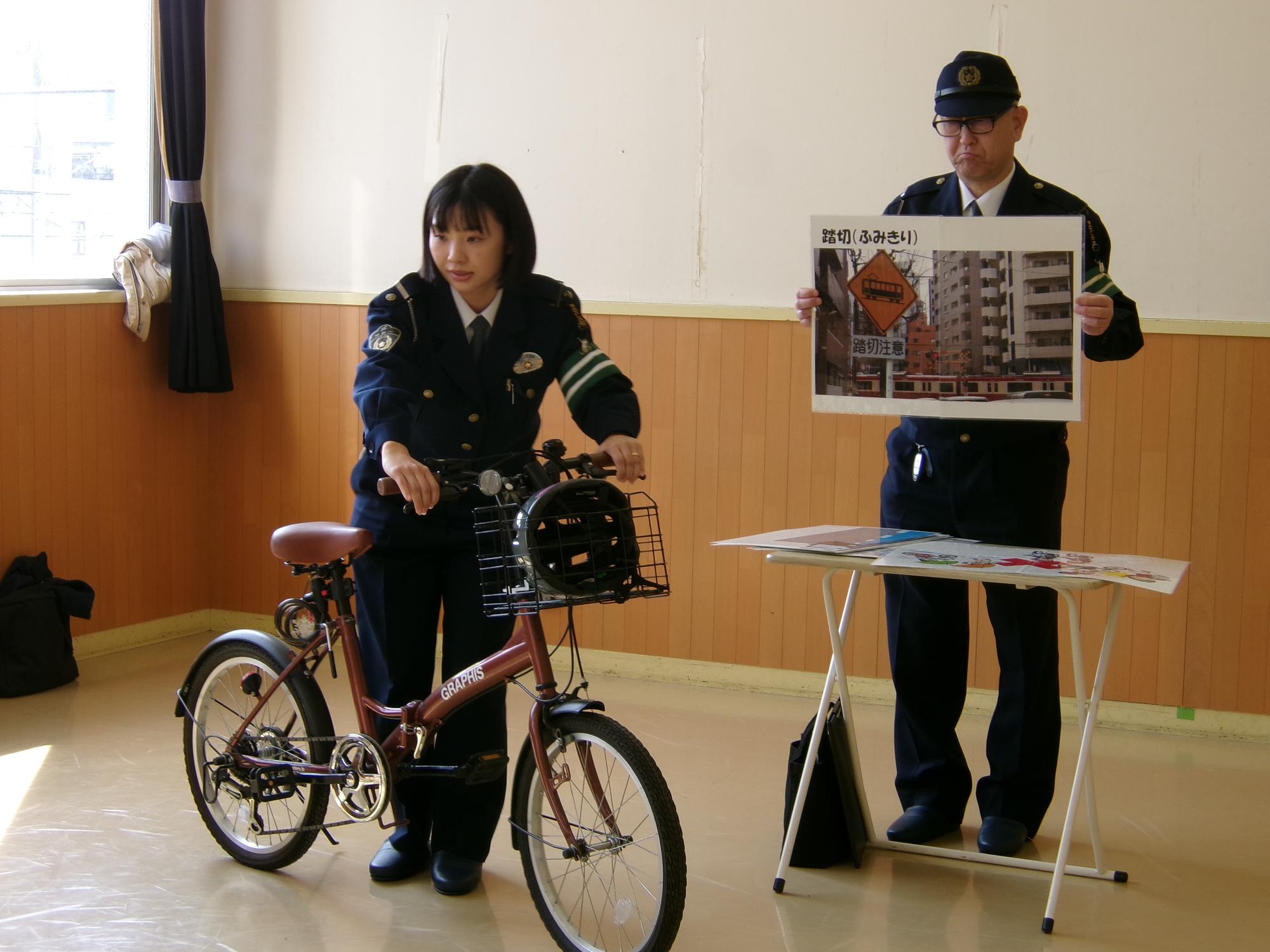 危機管理室の方が自転車を使って説明している写真