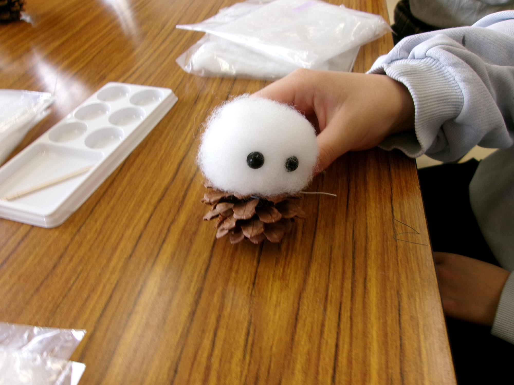 顔の部分でき、松ぼっくりにくっつけた写真