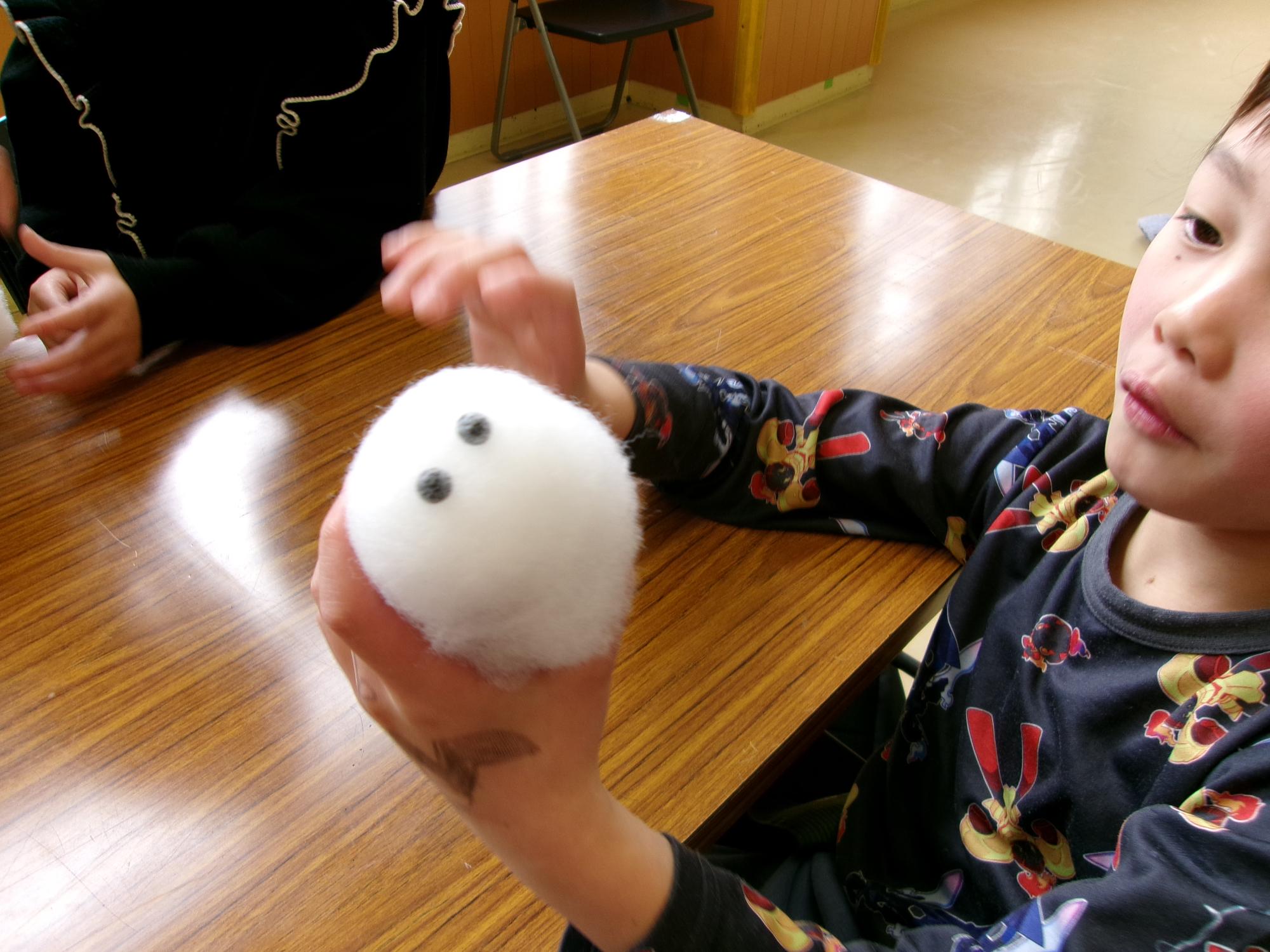 綿をまとめている作業をしている写真