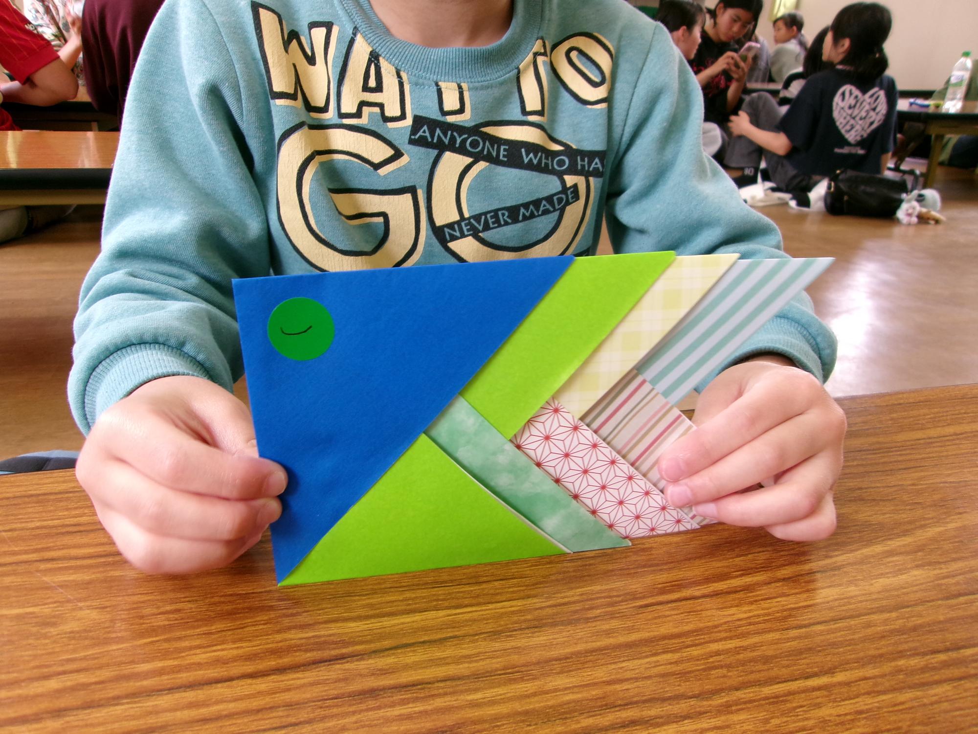 出来上がったこいのぼりと男の子の写真