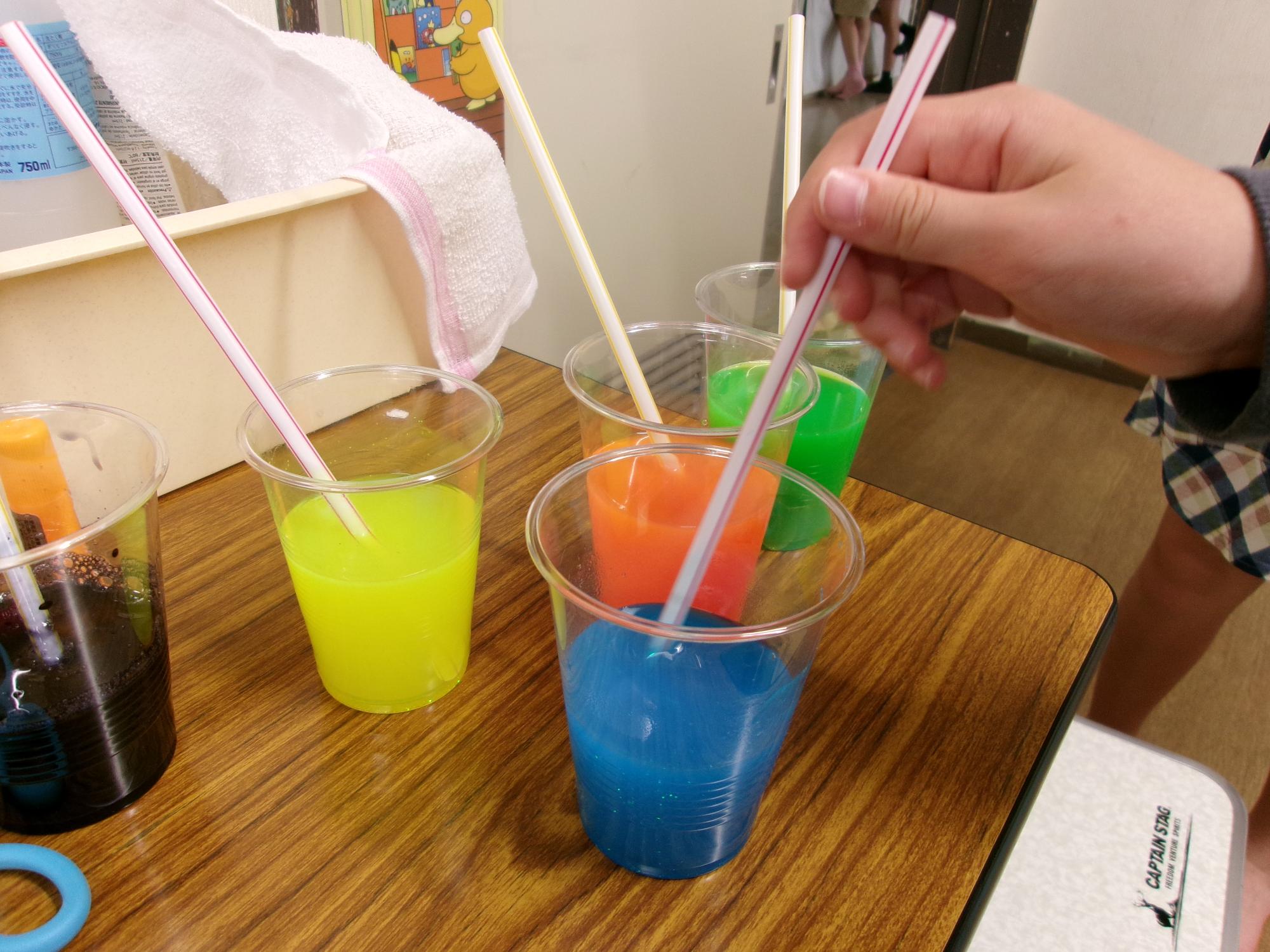 タレピンに詰めるカラフルな水糊の写真
