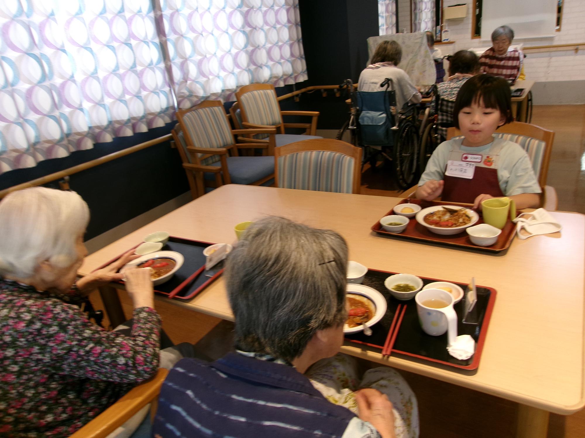 入居されている方と一緒にご飯を食べている写真
