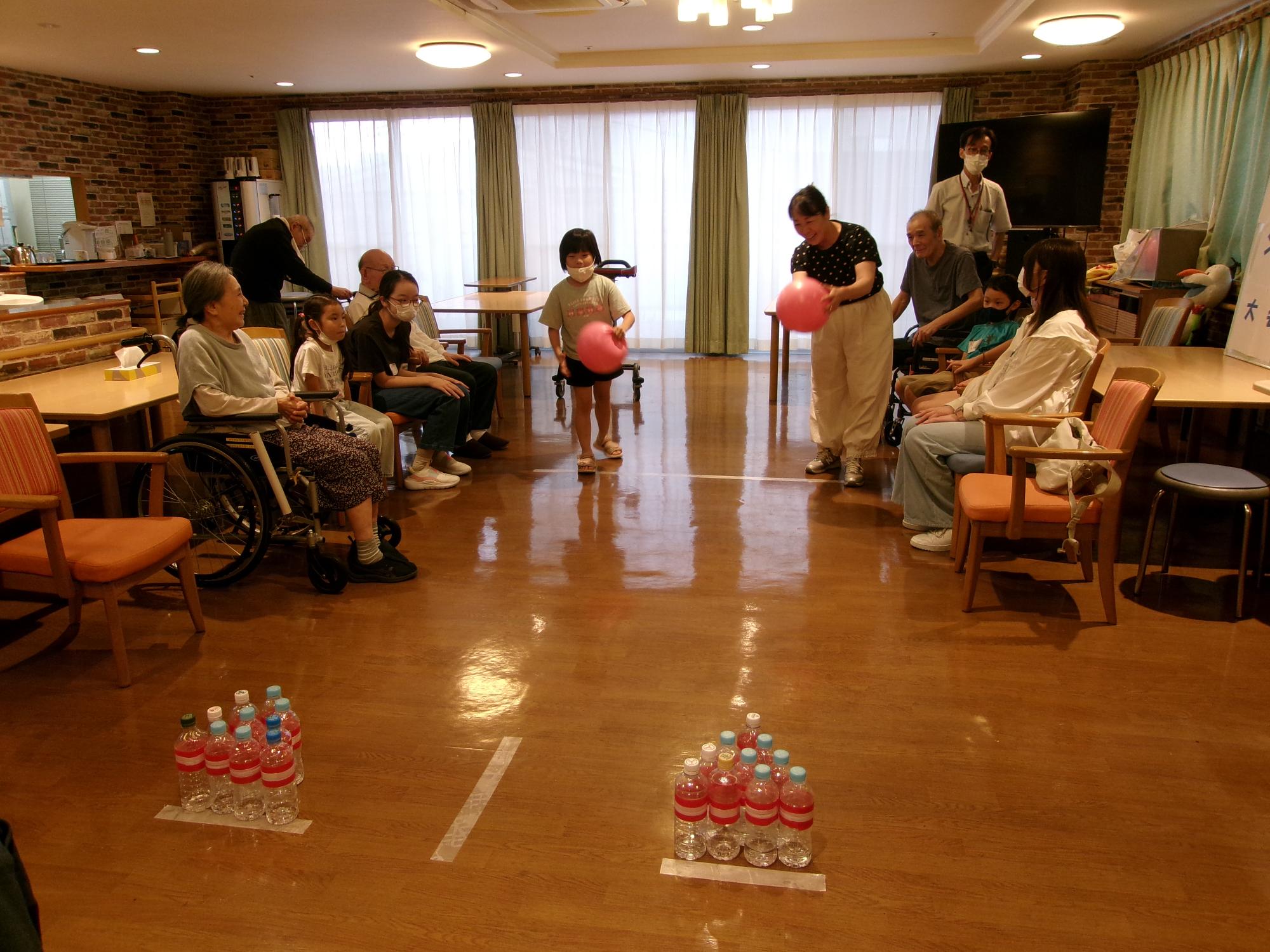 レクレーションのボーリングを楽しんでいる写真