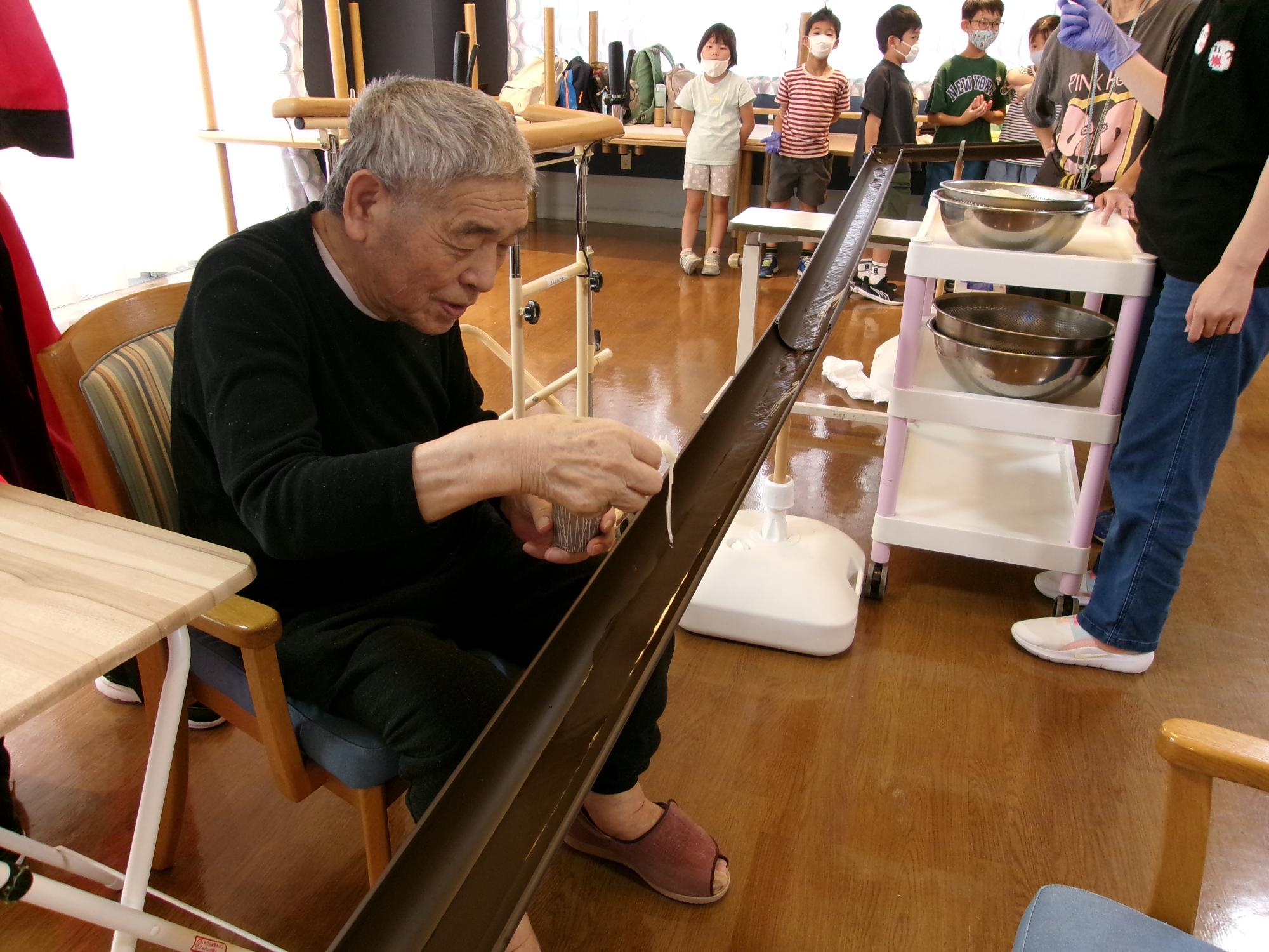 流しそうめんをしている部屋の様子の写真