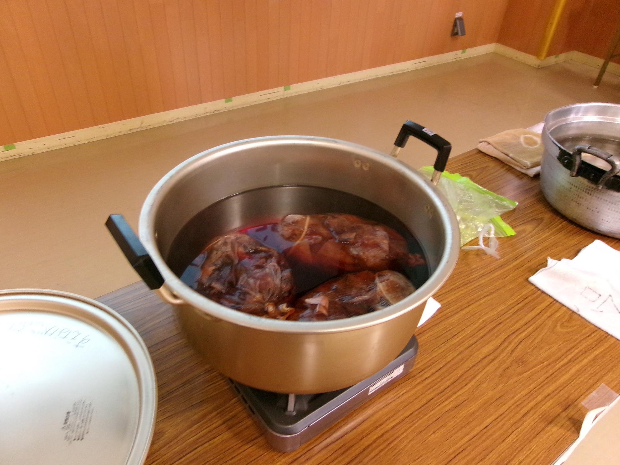 玉ねぎの皮を煮出した鍋の写真