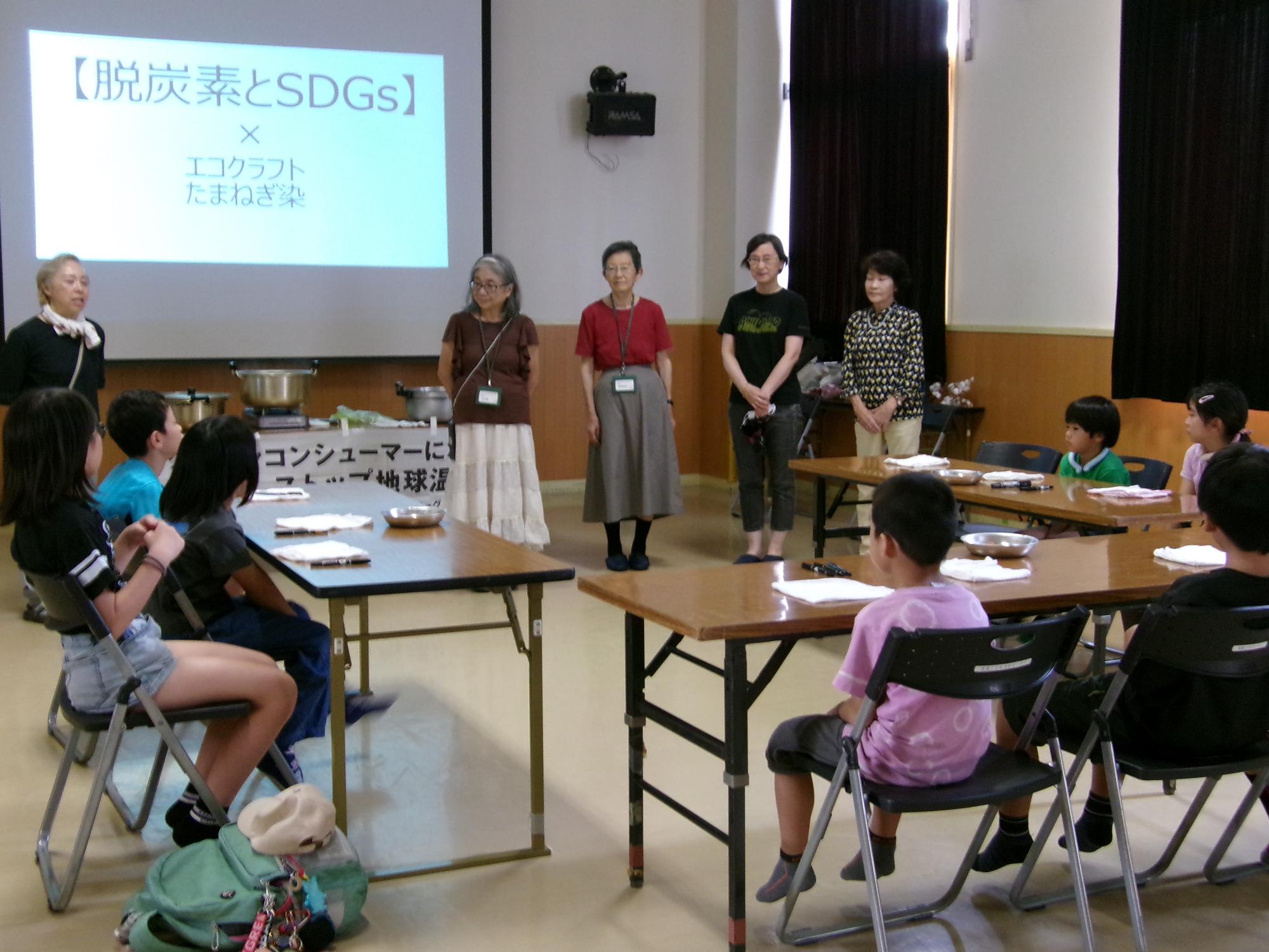 講師の方に挨拶をしている写真