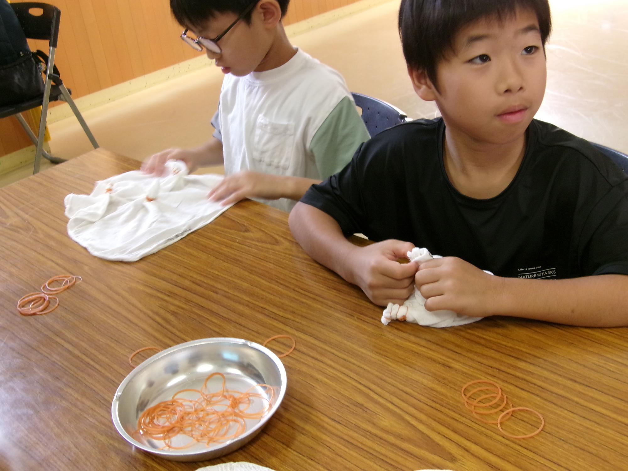 綿ふきんに輪ゴムを付けている写真