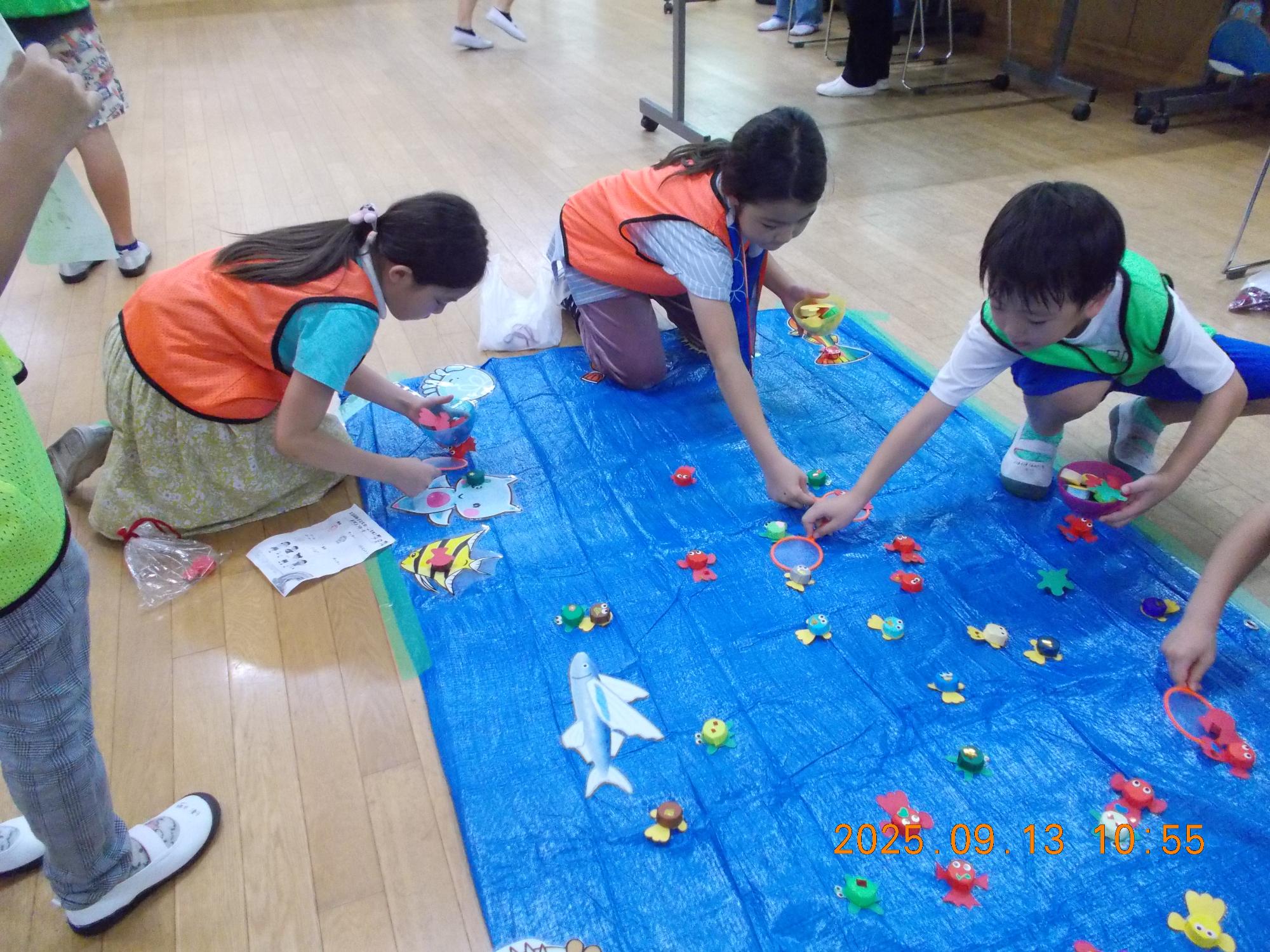 カーニバルだギョゲームを行っている子どもたちの写真
