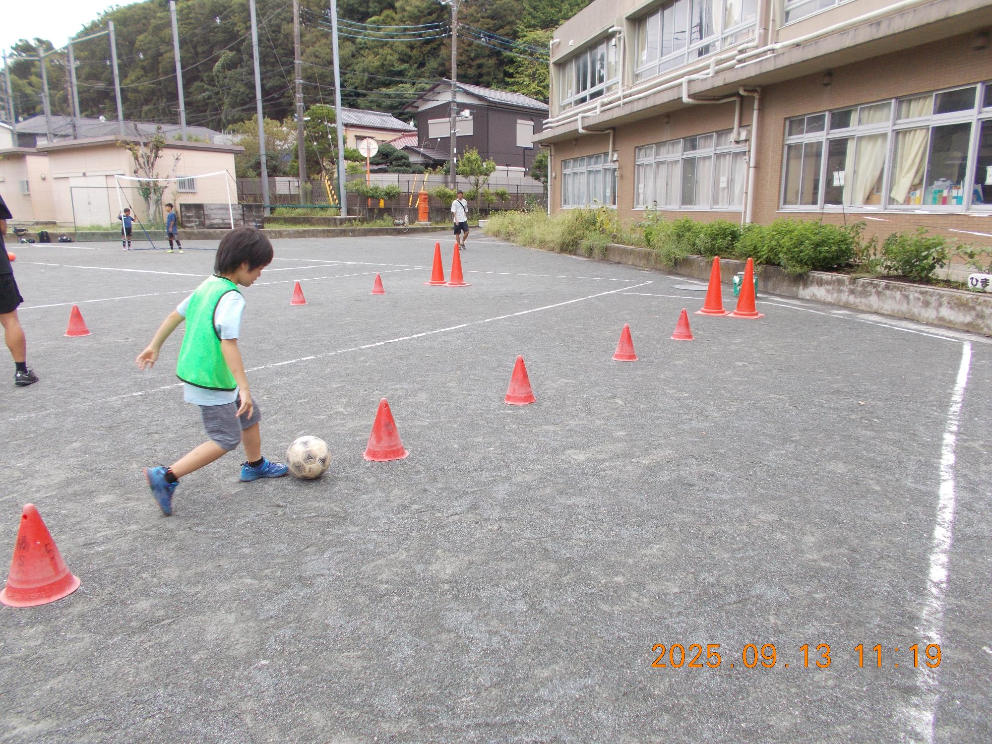 ドリブルをしている男の子の写真