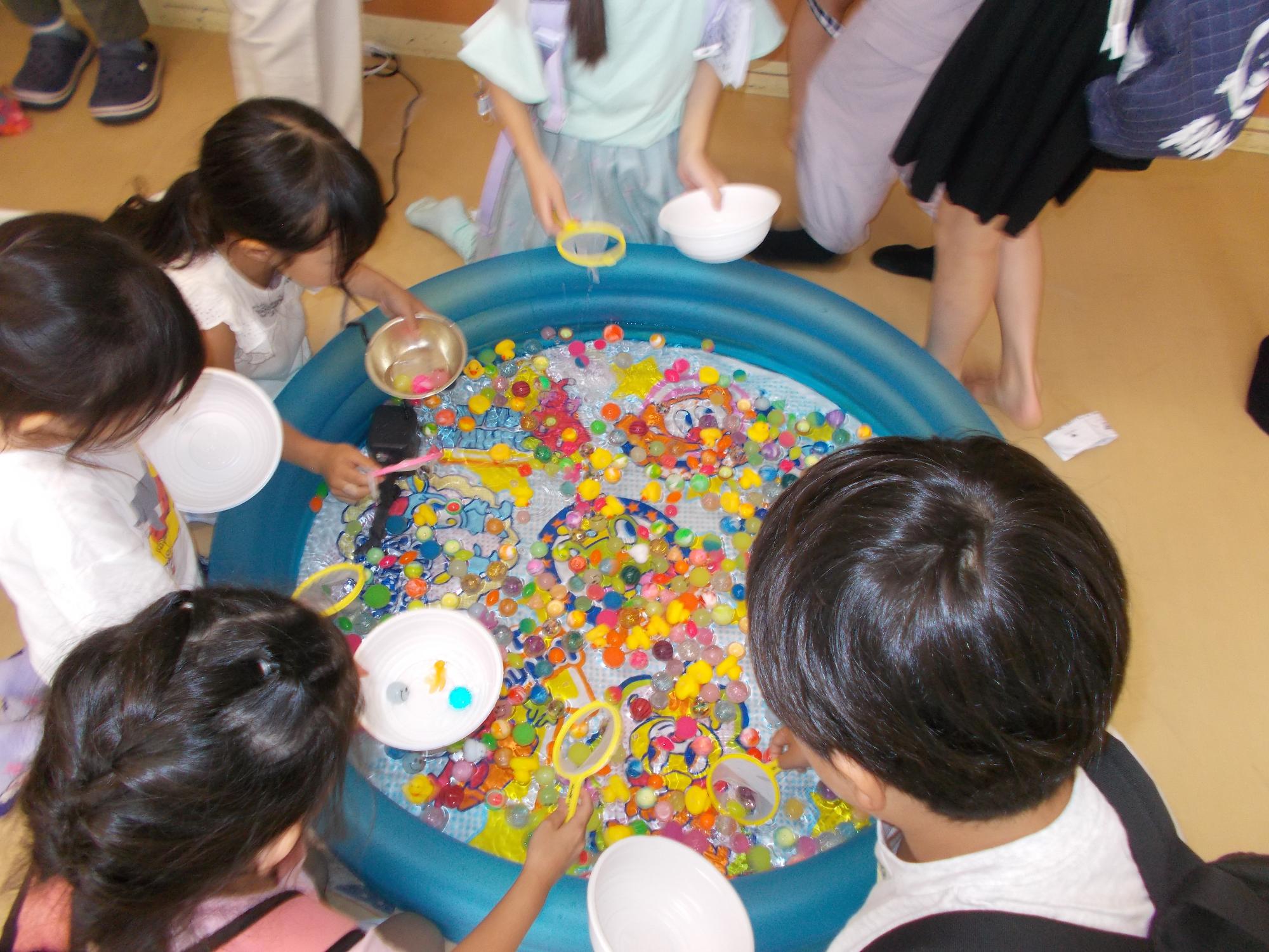スーパーボールすくいをしている写真