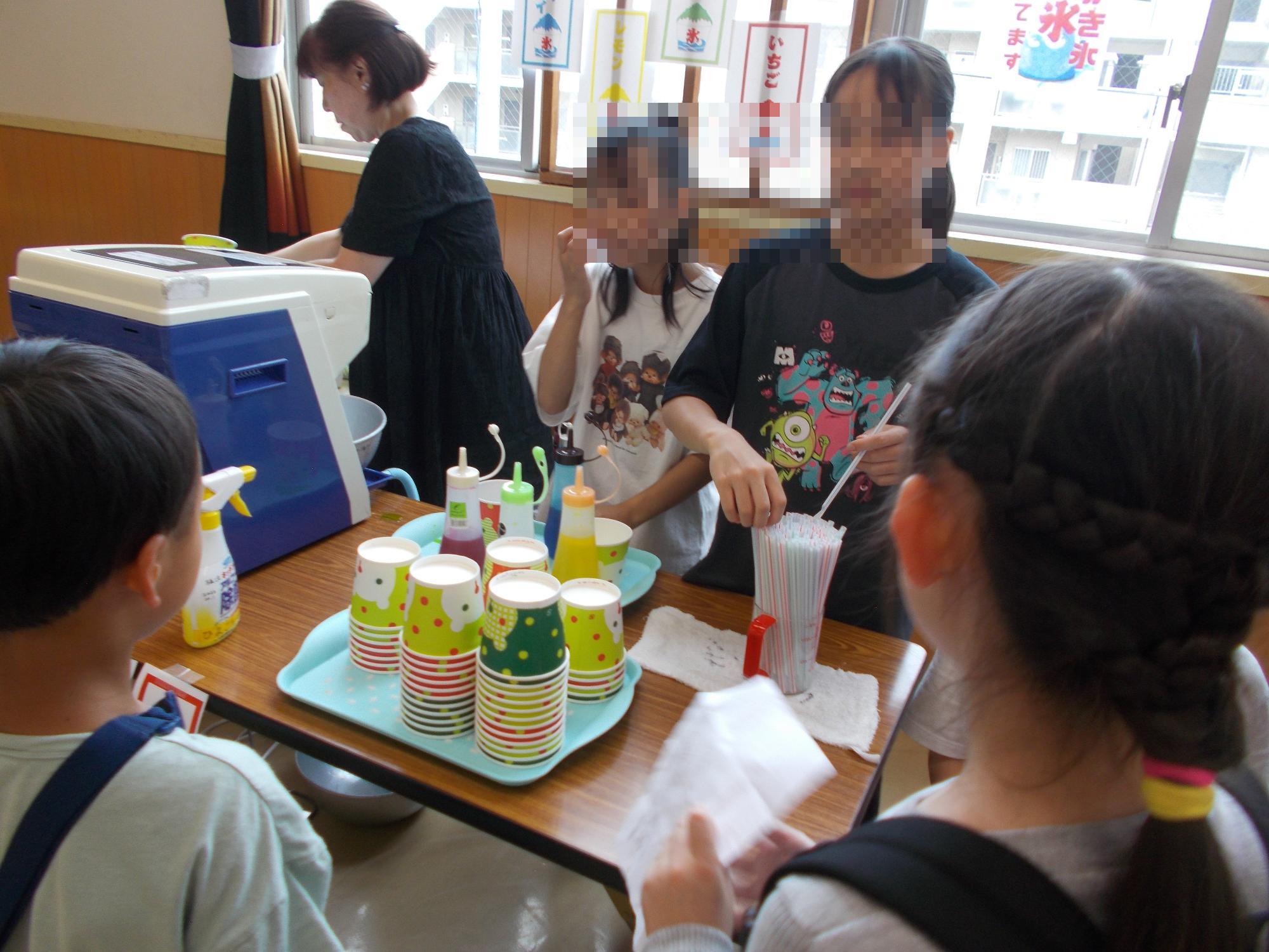 子どもスタッフがかき氷ブースをお手伝いしている写真