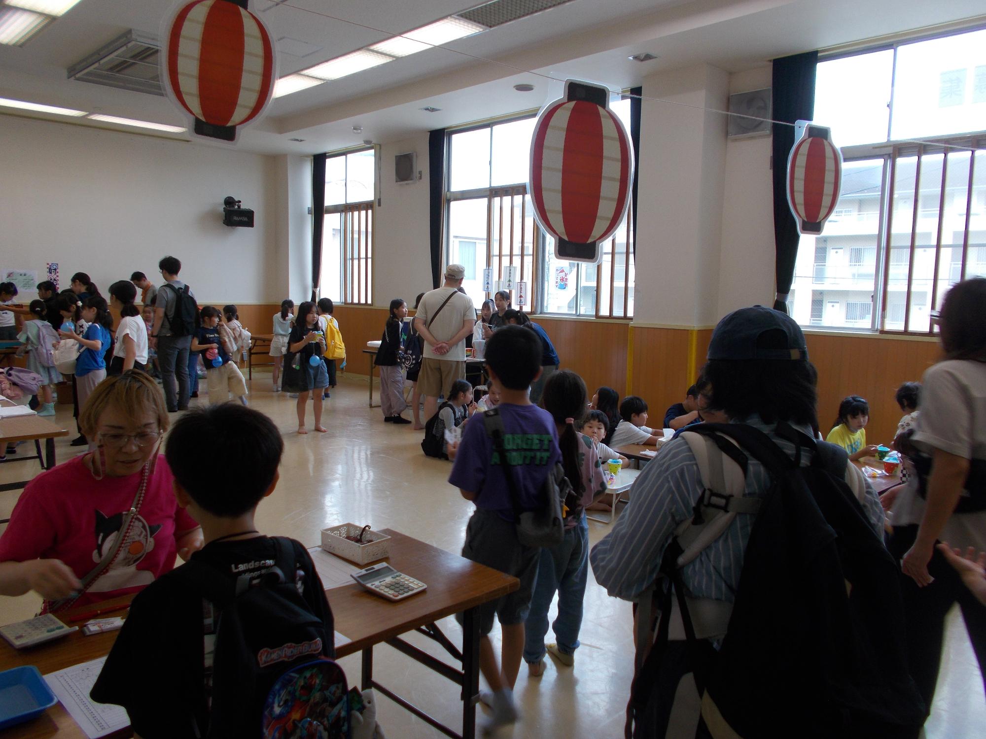 夕涼み会、会場内の様子の写真