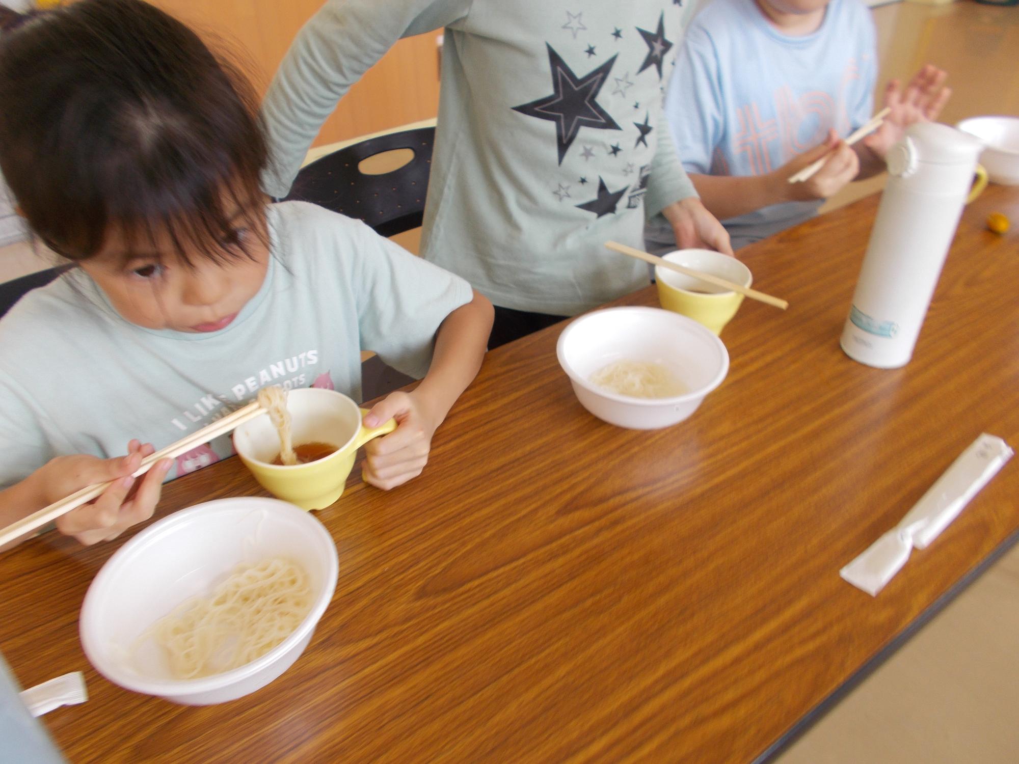 子どもたちが行事後、こども文化センターに戻って昼食を食べている写真
