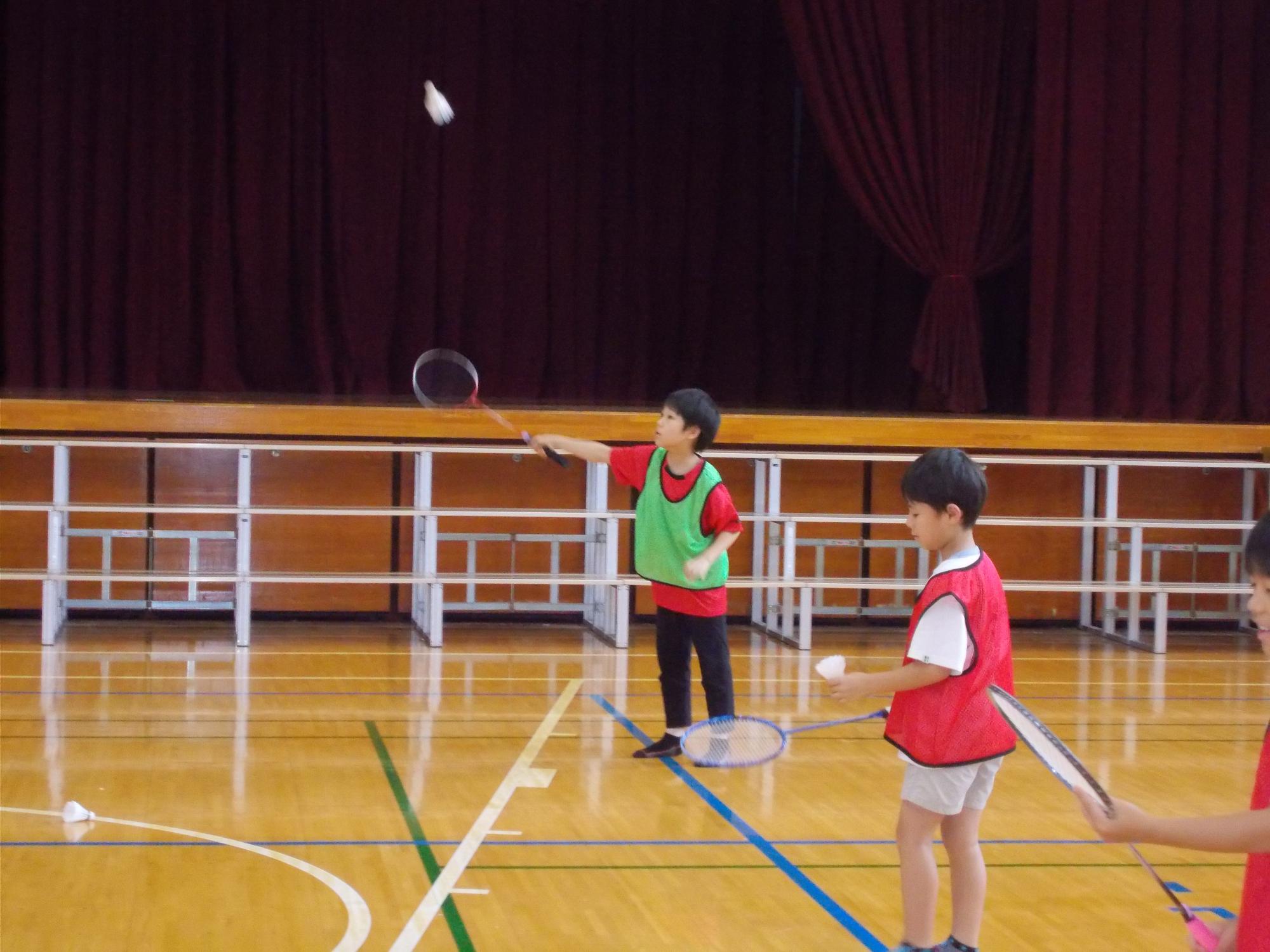 子どもたちがバトミントンをしている写真