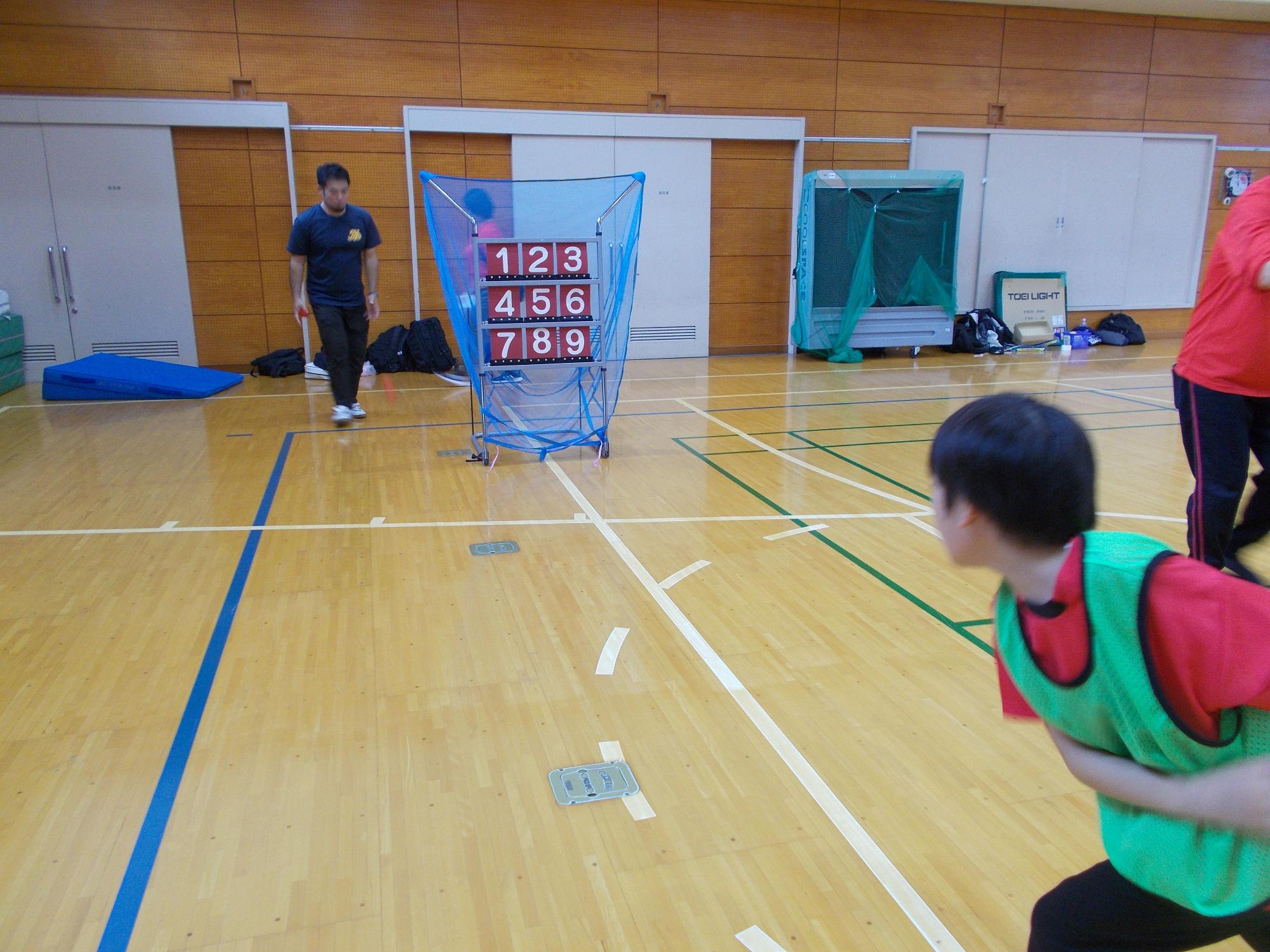 男の子がストラックアウトを行っている写真